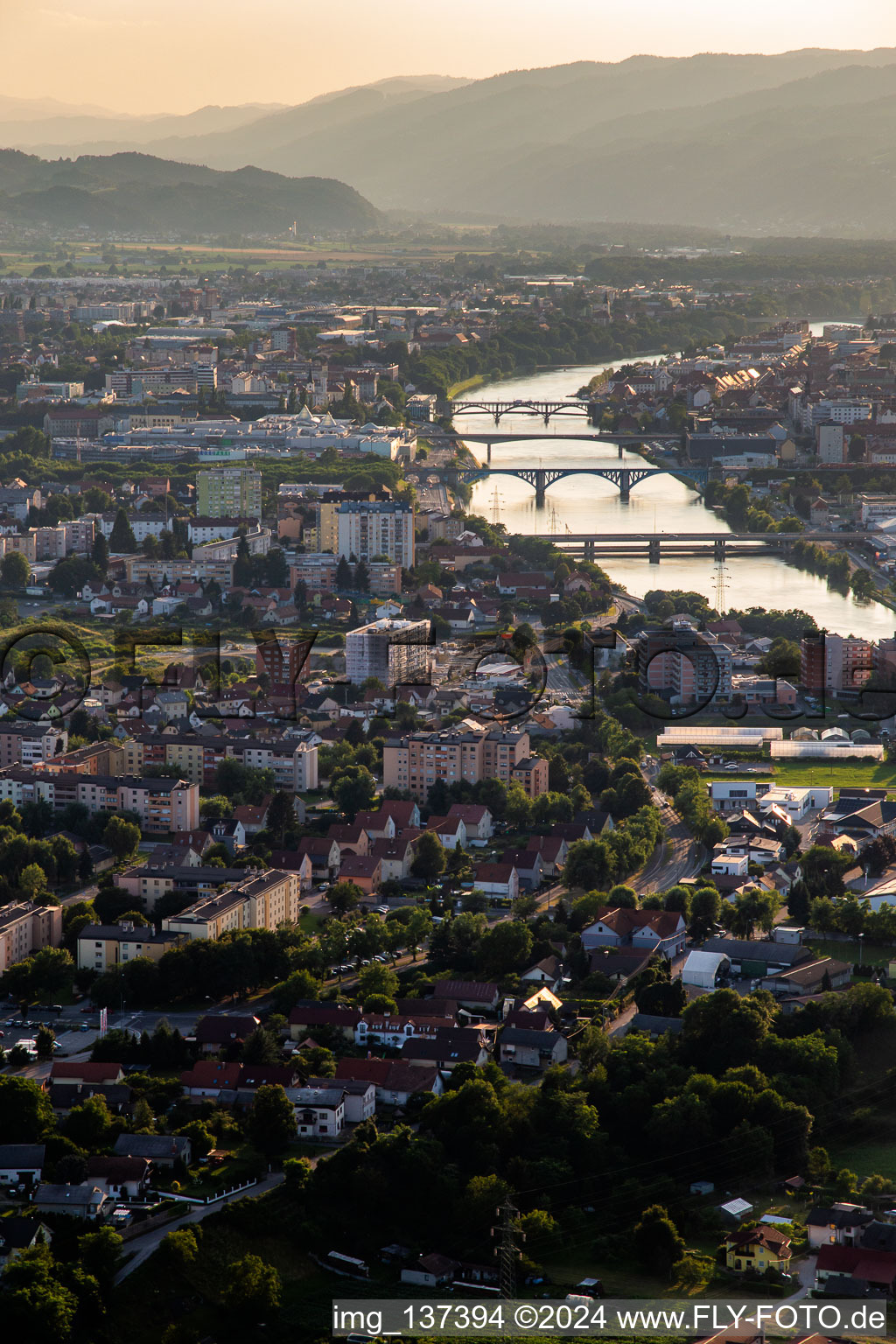 Luftbild von Brücken über die Drau in Maribor, Slowenien