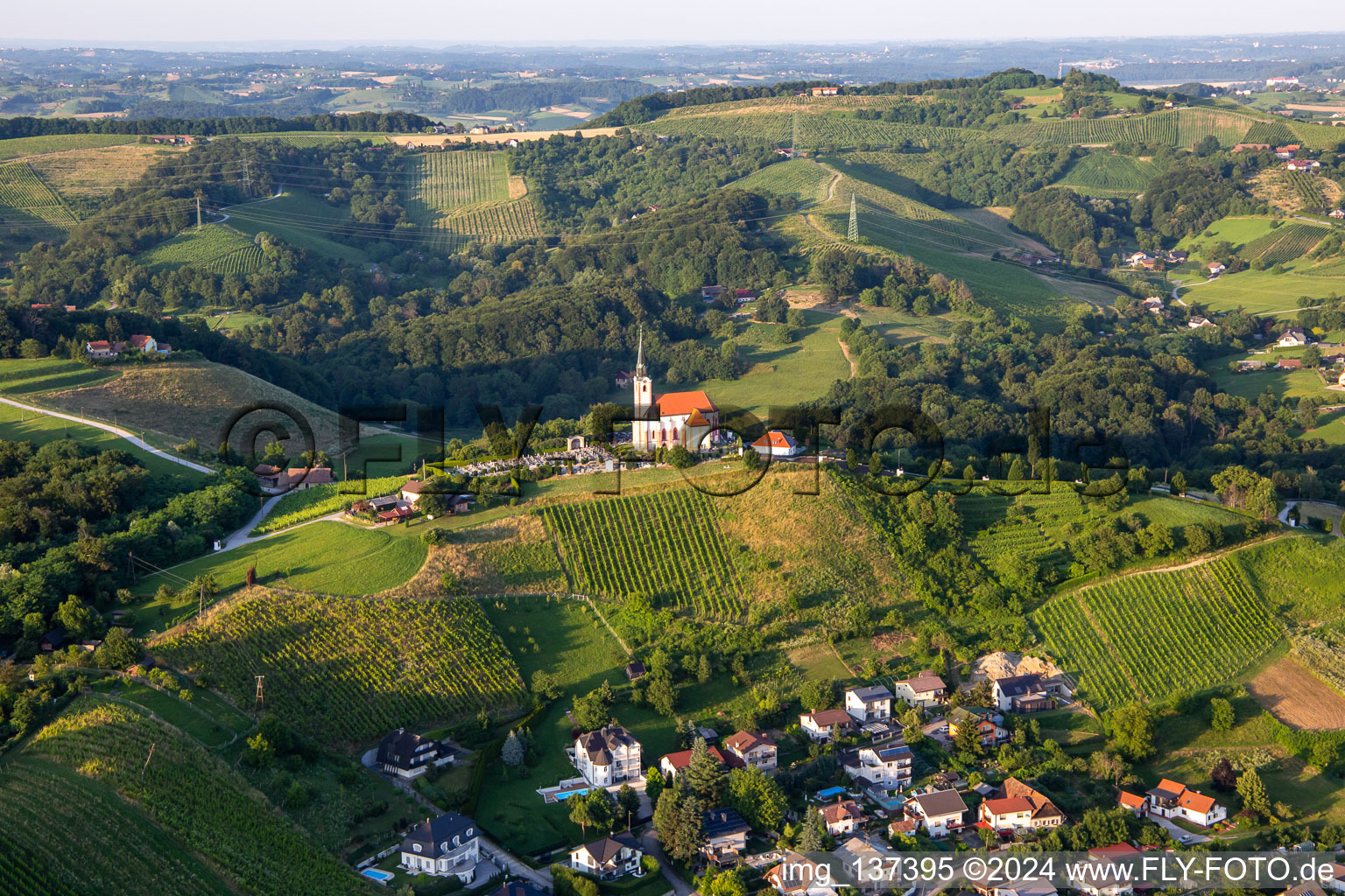 Schrägluftbild von Kirche Gorca - Marijina cerkev v Malečniku in Maribor, Slowenien