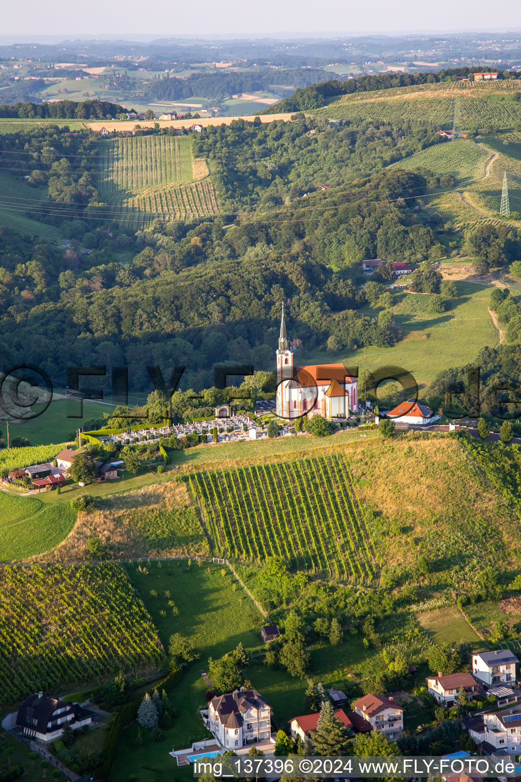 Kirche Gorca - Marijina cerkev v Malečniku in Maribor, Slowenien von oben