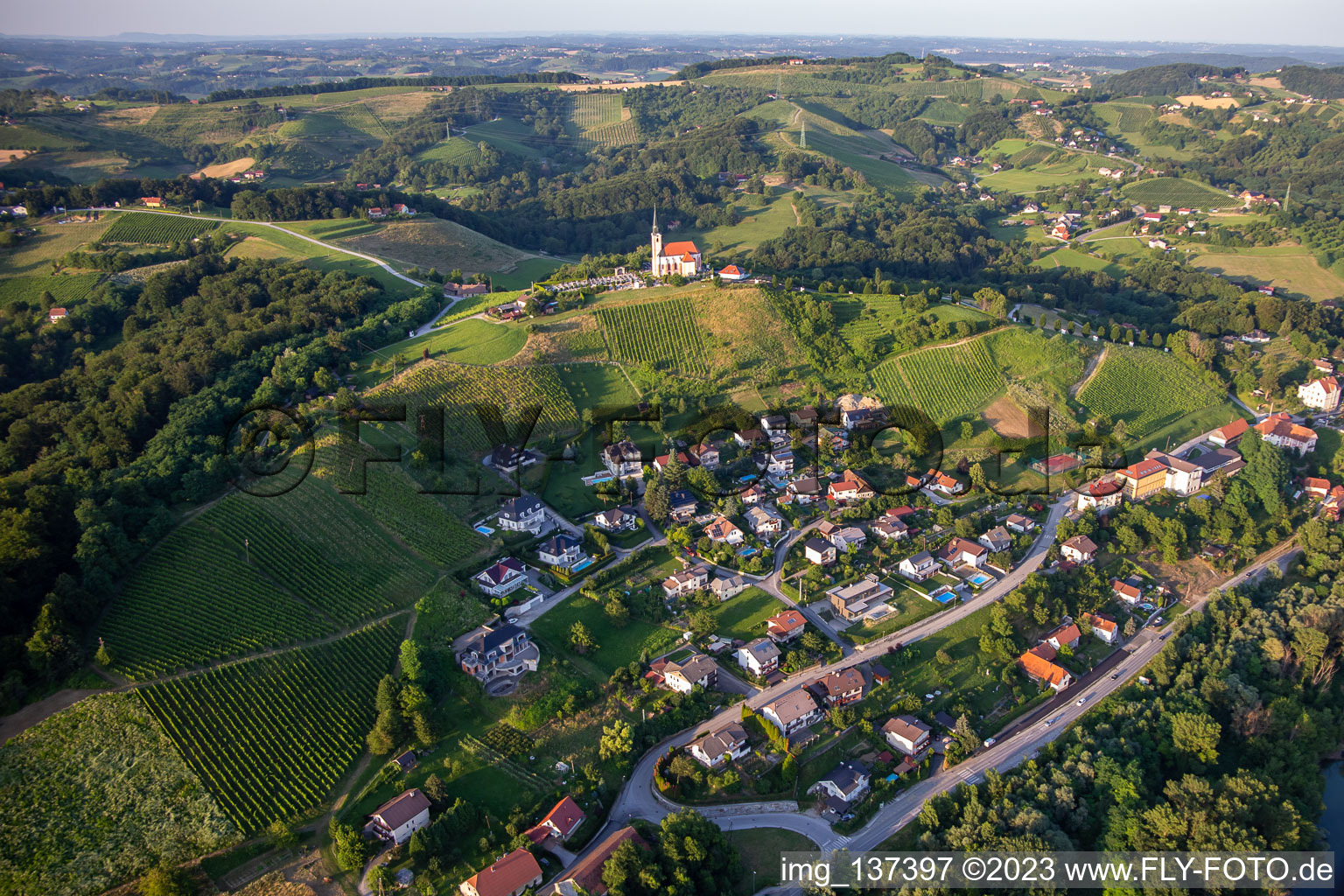 Dorf zwischen Fluss und Weinbergen im Ortsteil Malečnik in Maribor, Slowenien