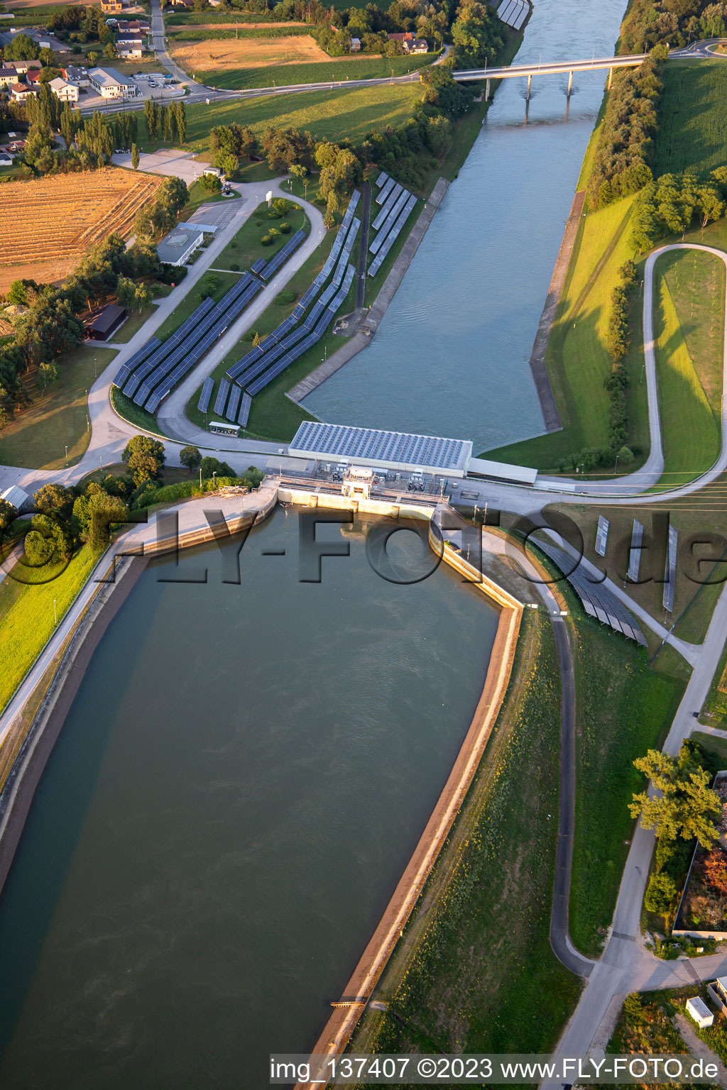Luftbild von Wasserkraftwerk HE Zlatoličje mit Photovoltaik-Panels an der Uferböschung am Drau-Kanal HE Zlatoličje in Starše, Slowenien