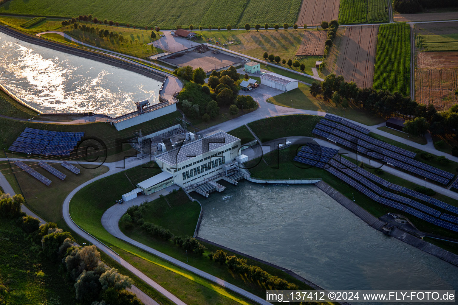 Wasserkraftwerk HE Zlatoličje mit Photovoltaik-Panels an der Uferböschung am Drau-Kanal HE Zlatoličje in Starše, Slowenien von oben