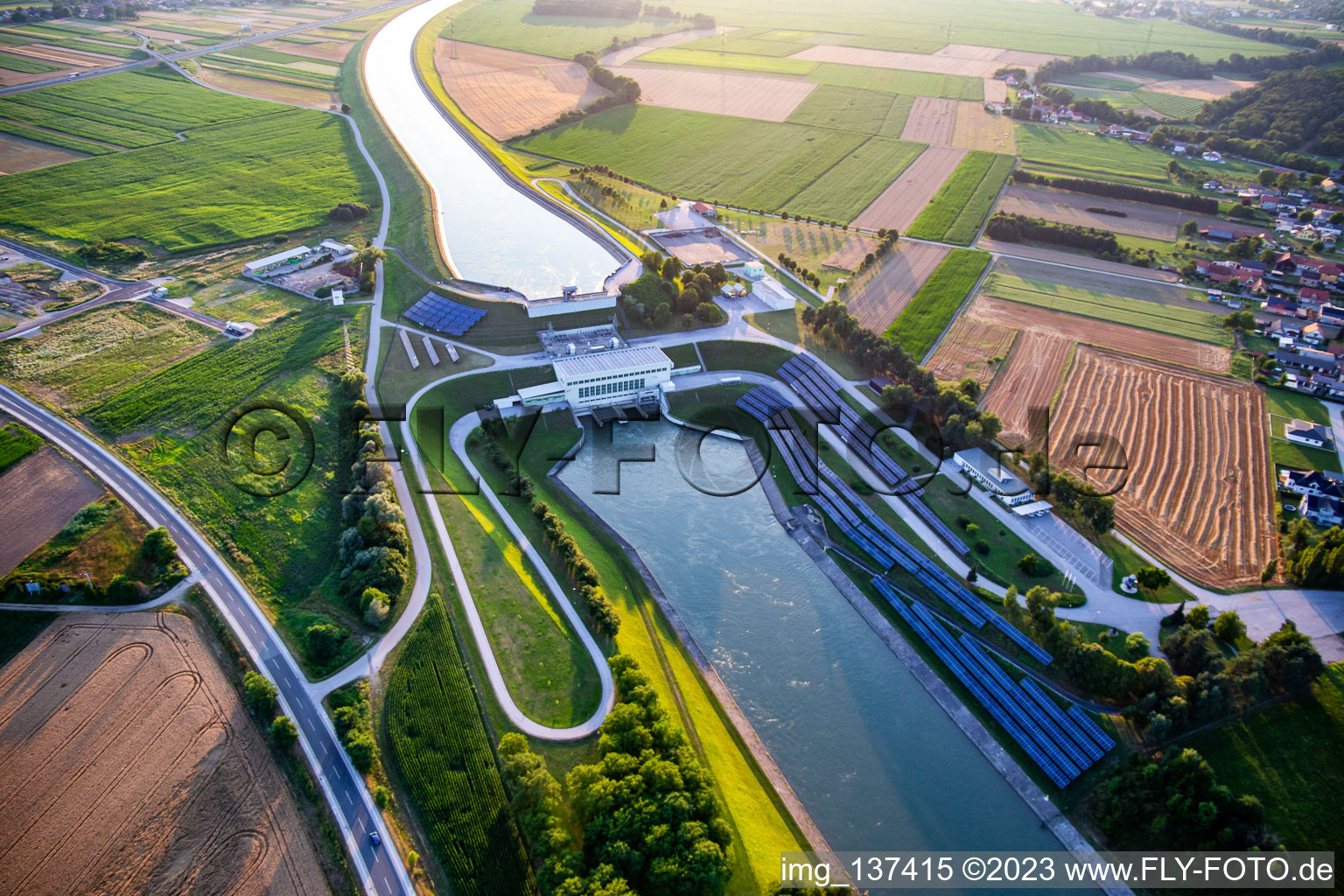 Wasserkraftwerk HE Zlatoličje mit Photovoltaik-Panels an der Uferböschung am Drau-Kanal HE Zlatoličje in Starše, Slowenien aus der Luft