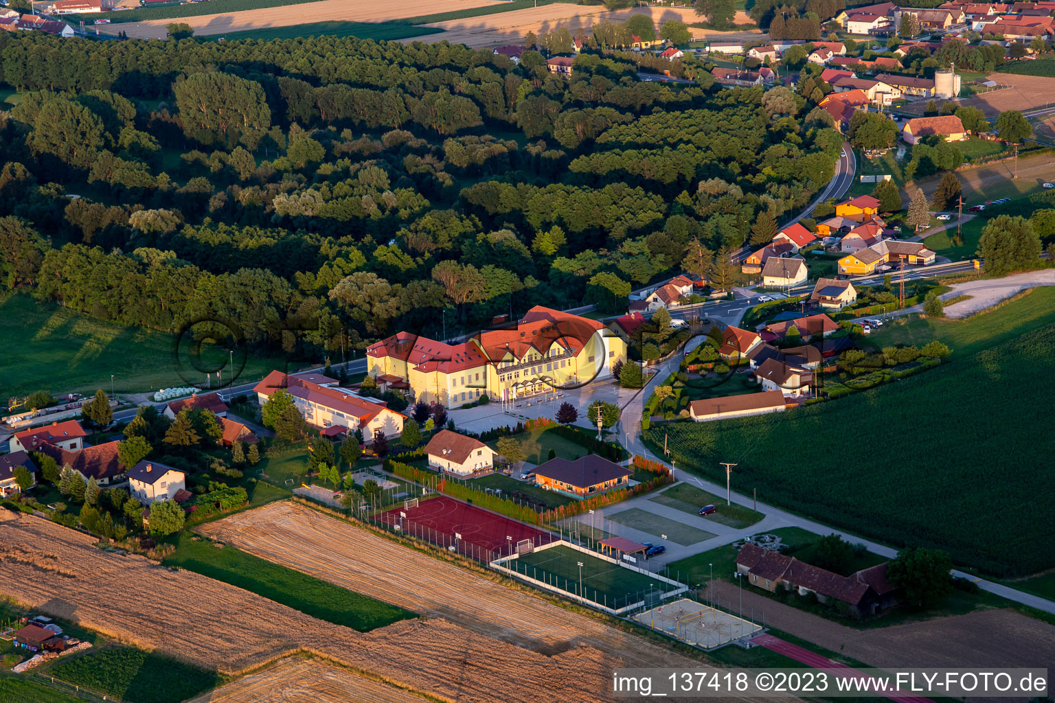 Golfhotel Osnovna šola Hajdina im Ortsteil Skorba, Slowenien