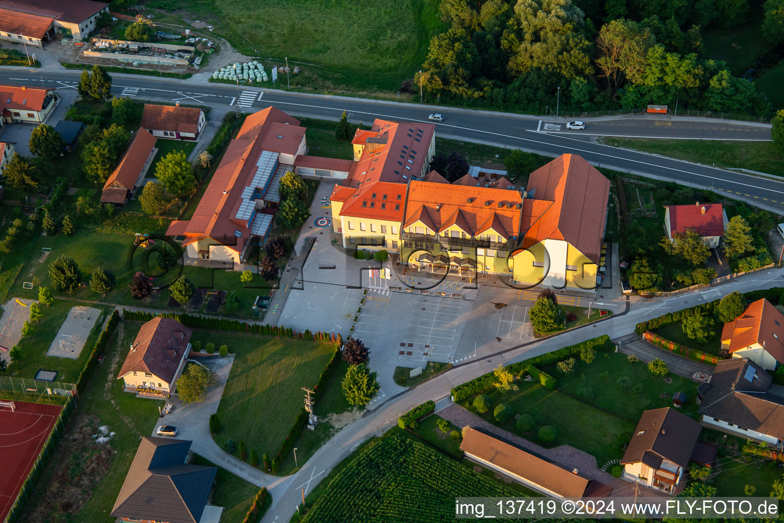 Schrägluftbild von Golfhotel Osnovna šola Hajdina im Ortsteil Skorba, Slowenien