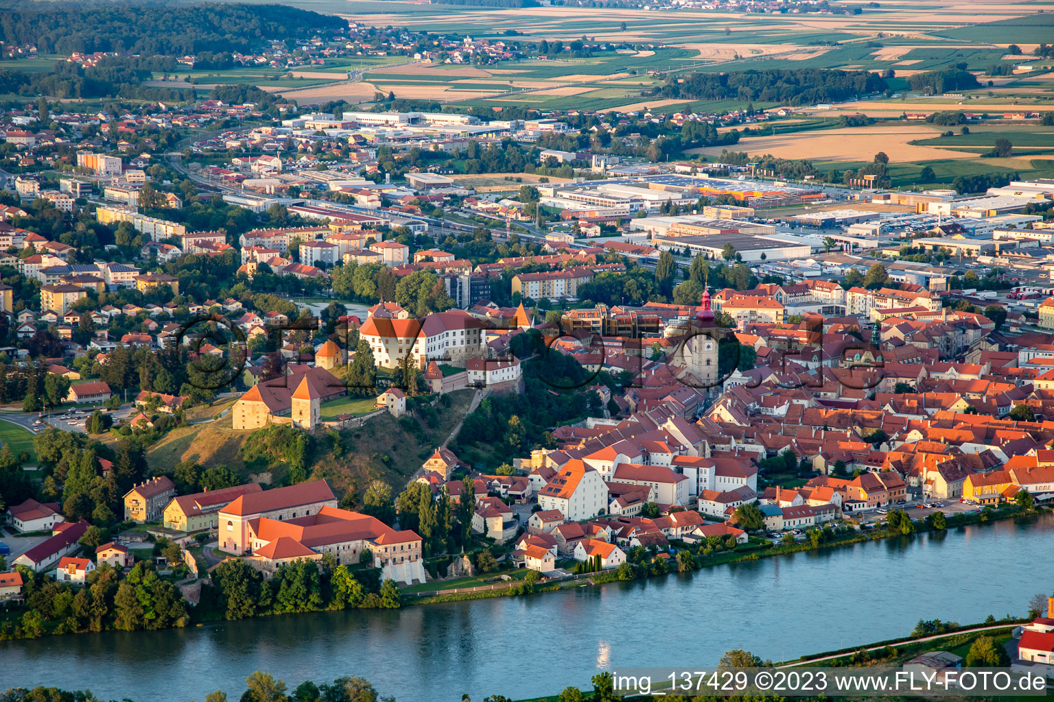 Luftbild von Altstadt von Nordwesten in Ptuj, Slowenien