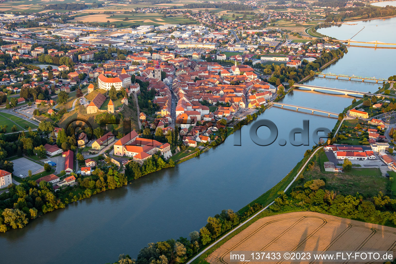 Luftbild von Brücken über die Drau/Drava am Ufer der Altstadt in Ptuj, Slowenien