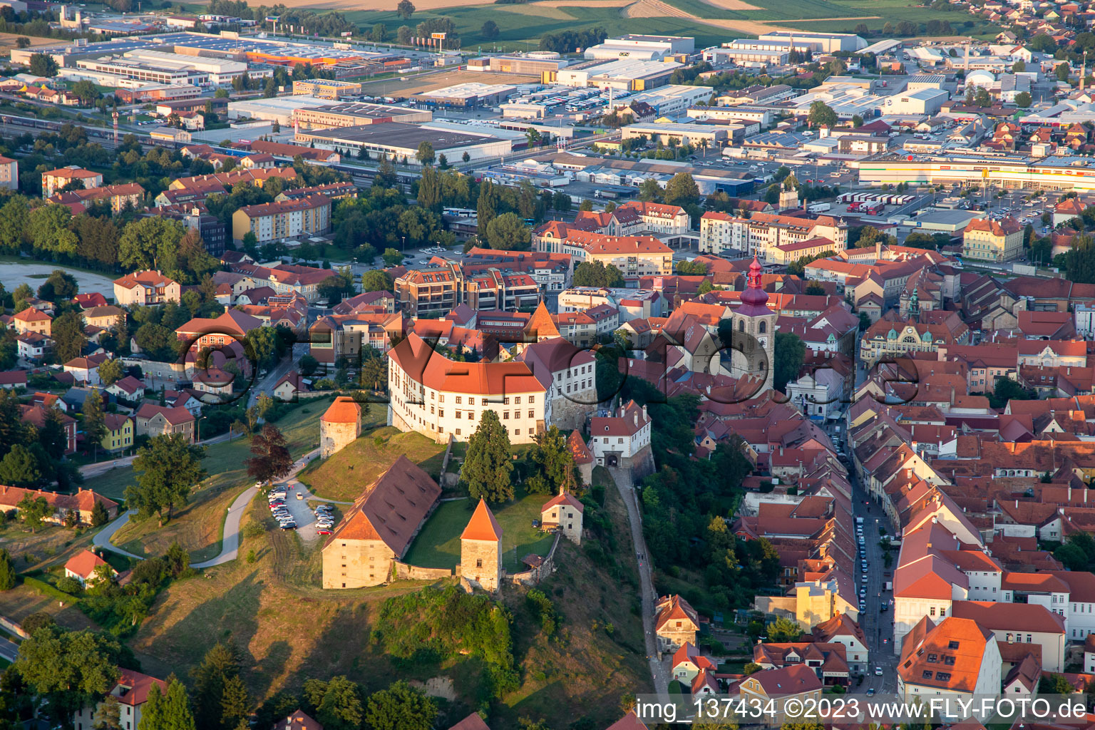 Burg Ptuj/Grad Ptuj über der Altstadt, Slowenien von oben