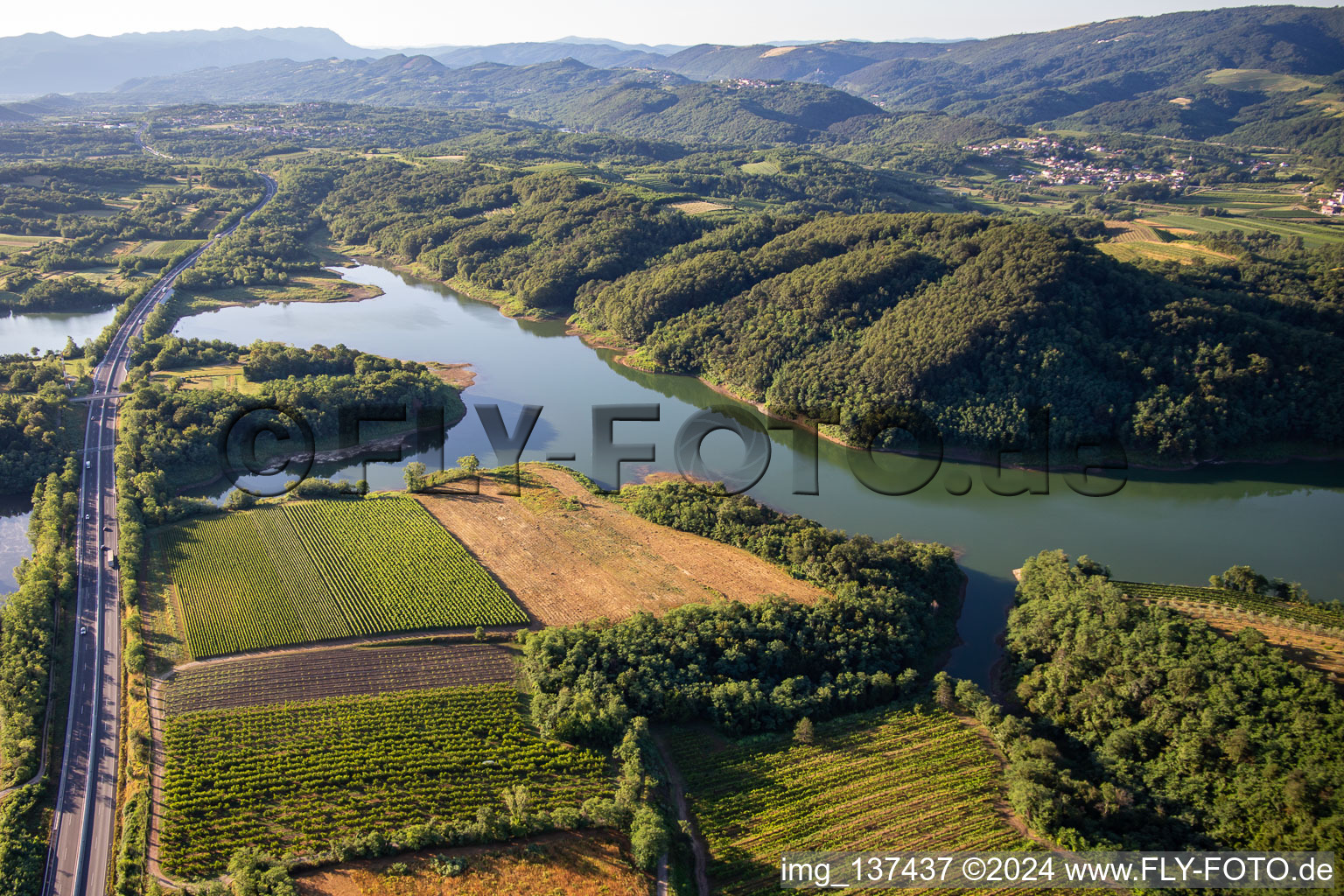 Stausee Vogrscek unter der Autobahnbrücke im Ortsteil Osek in Ajdovščina, Slowenien