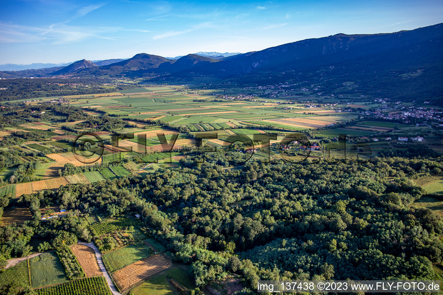 Oslenscek-.Tal und Randgebirge Južni obronki Trnovskega gozda im Ortsteil Schönpaß in Nova Gorica, Slowenien