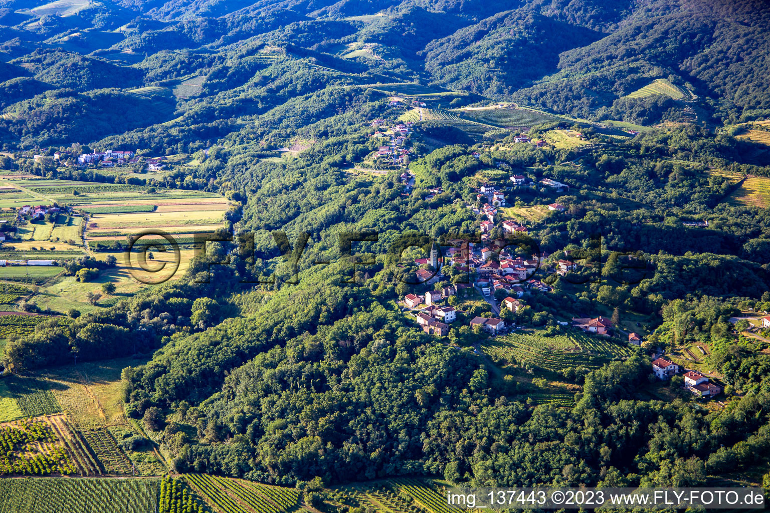 Luftbild von Dvorec Vogrsko in Renče-Vogrsko, Slowenien