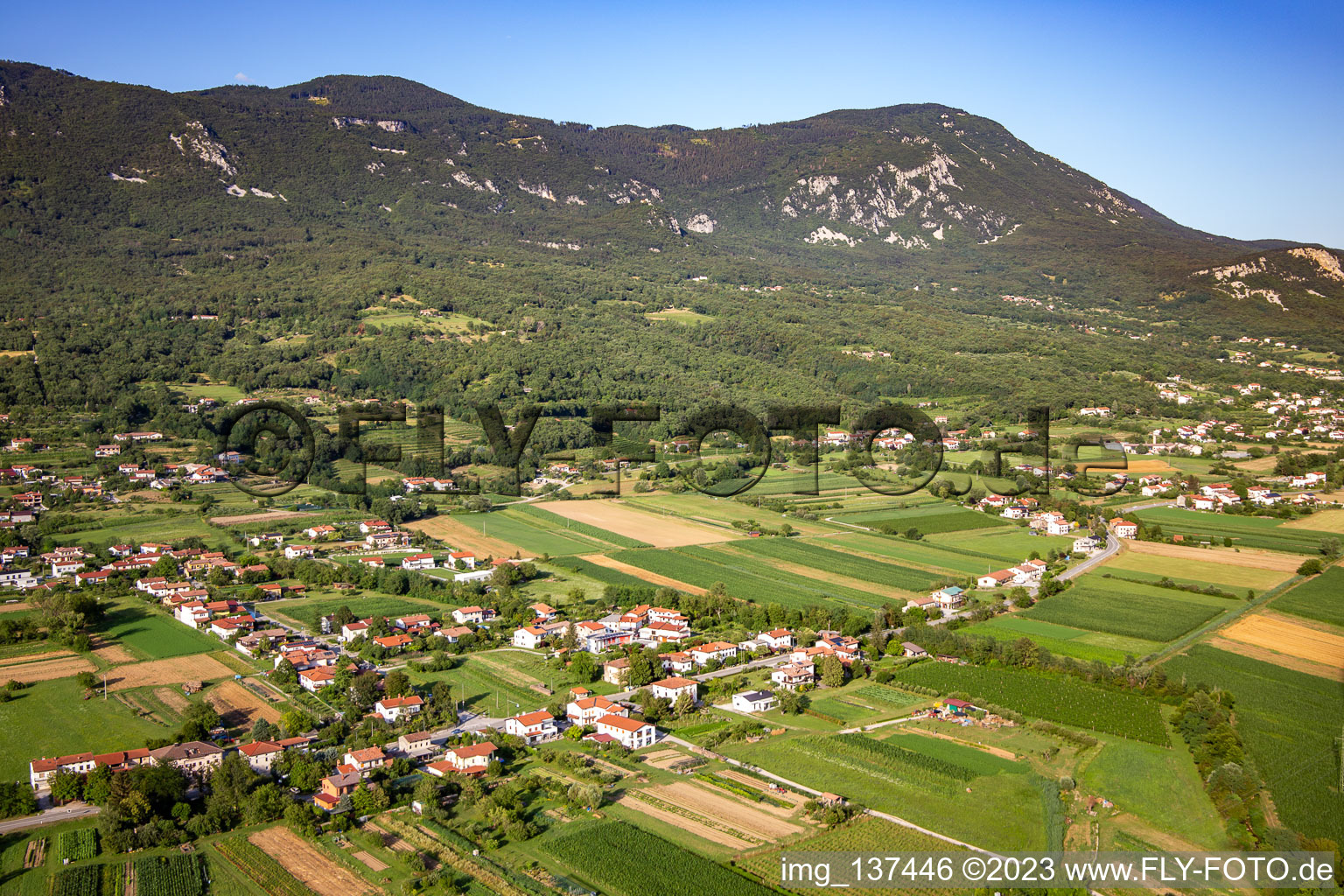 Luftbild von Sempas im Ortsteil Schönpaß in Nova Gorica, Slowenien