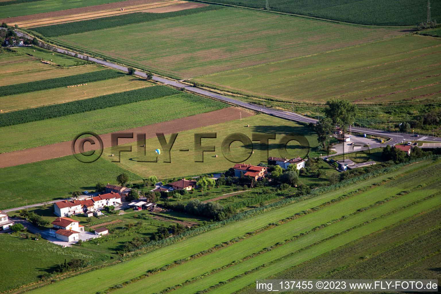 Luftbild von Paragliding Landing Lijak / Društvo jadralnih padalcev Polet Nova Gorica im Ortsteil Šmihel, Slowenien