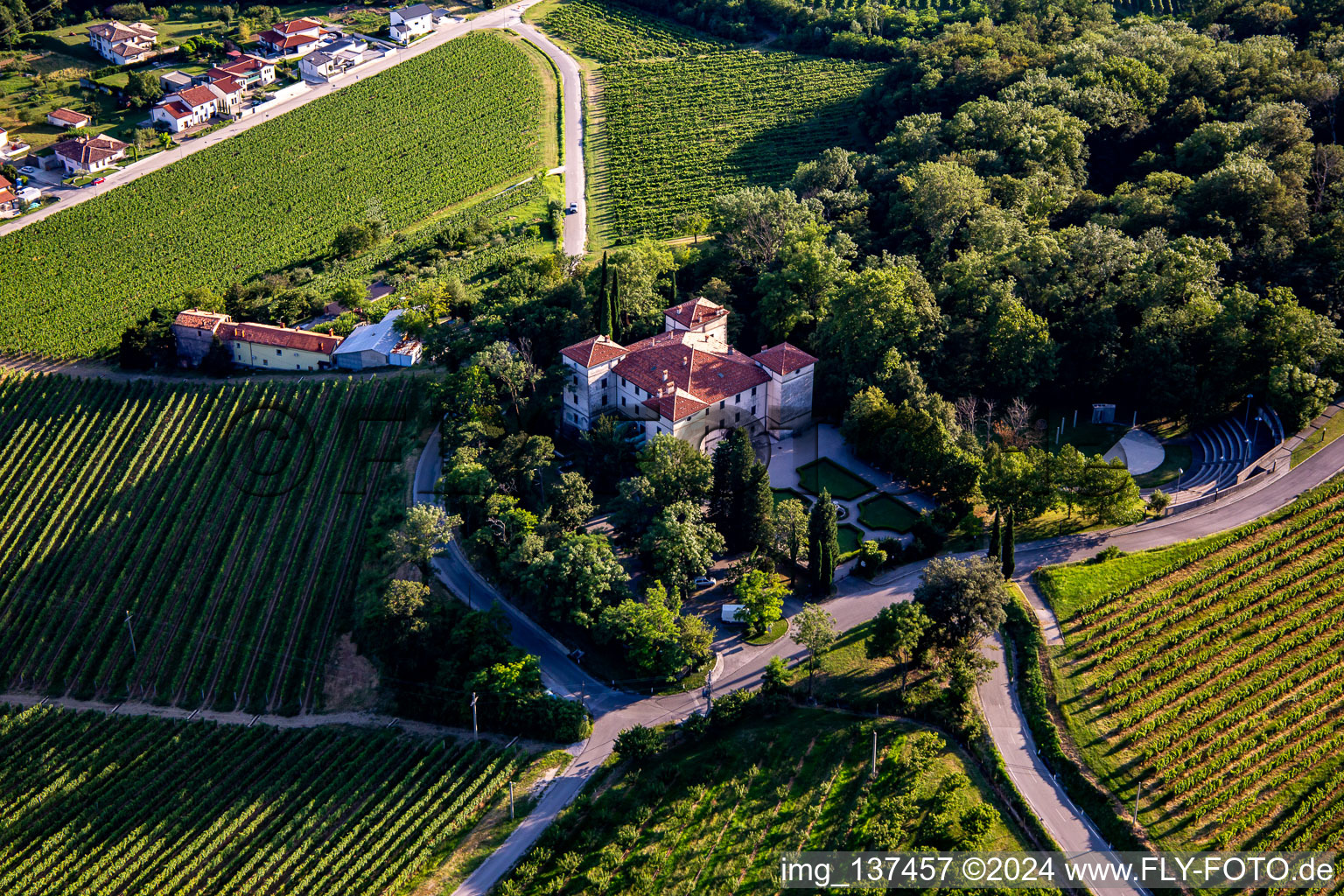 Luftbild von Burg Kromberk / Goriški muzej Kromberk - Nova Gorica  , Restavracija Grad Kromberk, Mateja Bagar :///, Slowenien