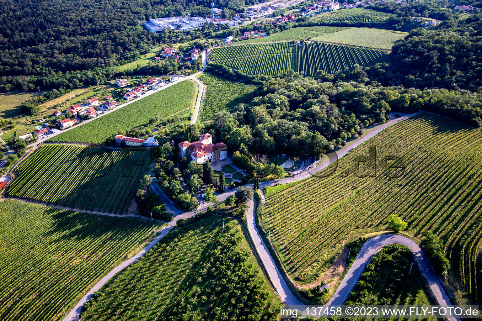 Luftaufnahme von Burg Kromberk / Goriški muzej Kromberk - Nova Gorica  , Restavracija Grad Kromberk, Mateja Bagar :///, Slowenien