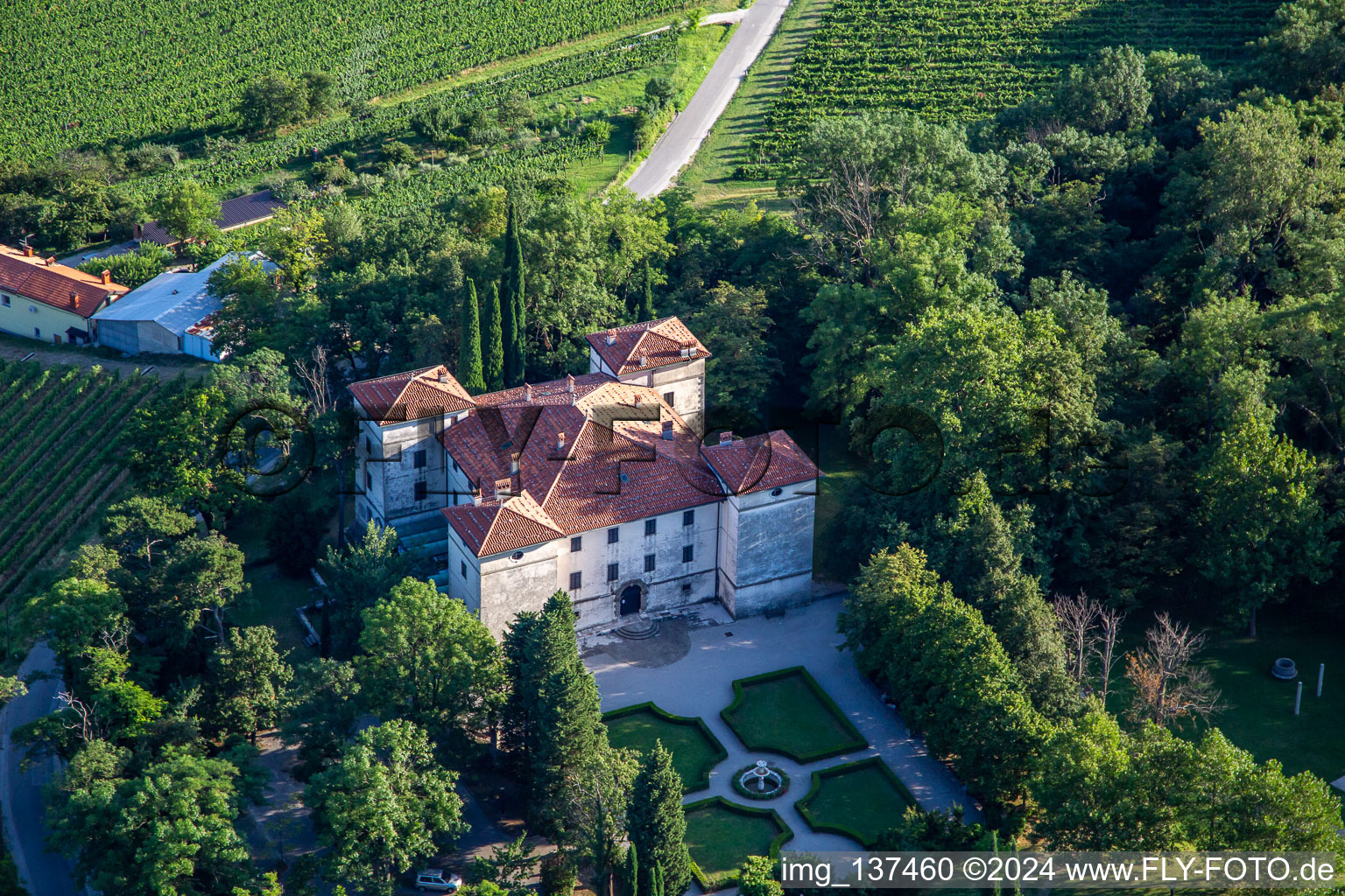 Schrägluftbild von Burg Kromberk / Goriški muzej Kromberk - Nova Gorica  , Restavracija Grad Kromberk, Mateja Bagar :///, Slowenien