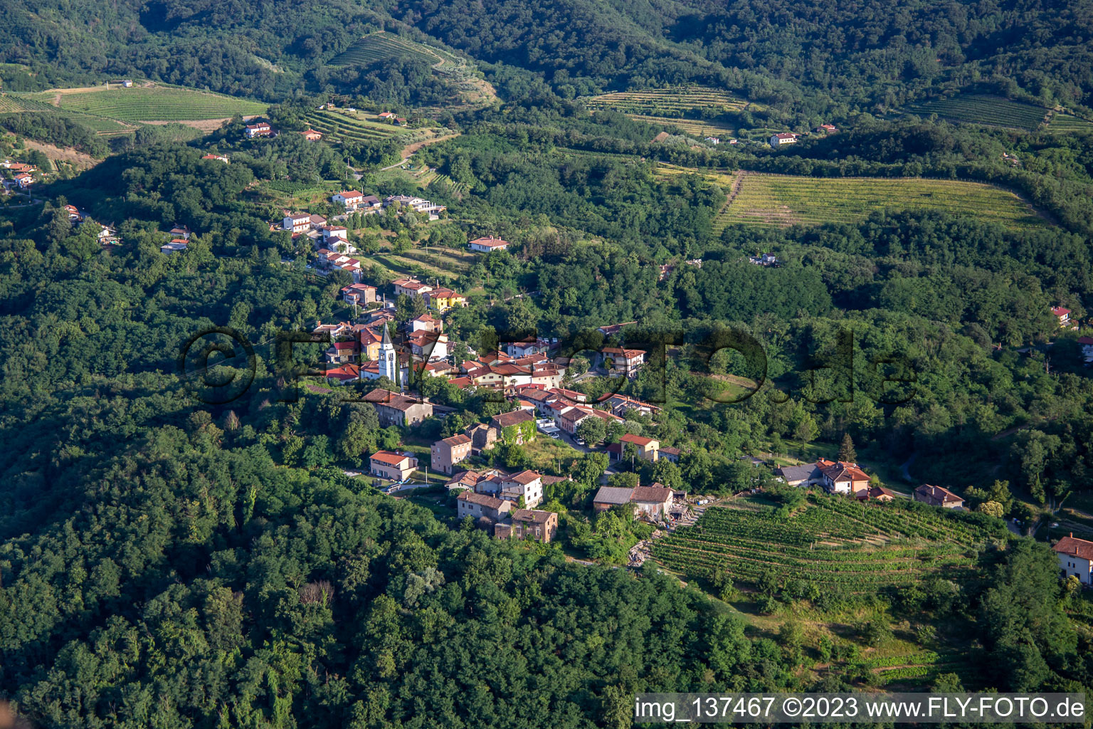 Hügeldorf zwischen Reben und Wald im Ortsteil Gradišče nad Prvačino in Nova Gorica, Slowenien