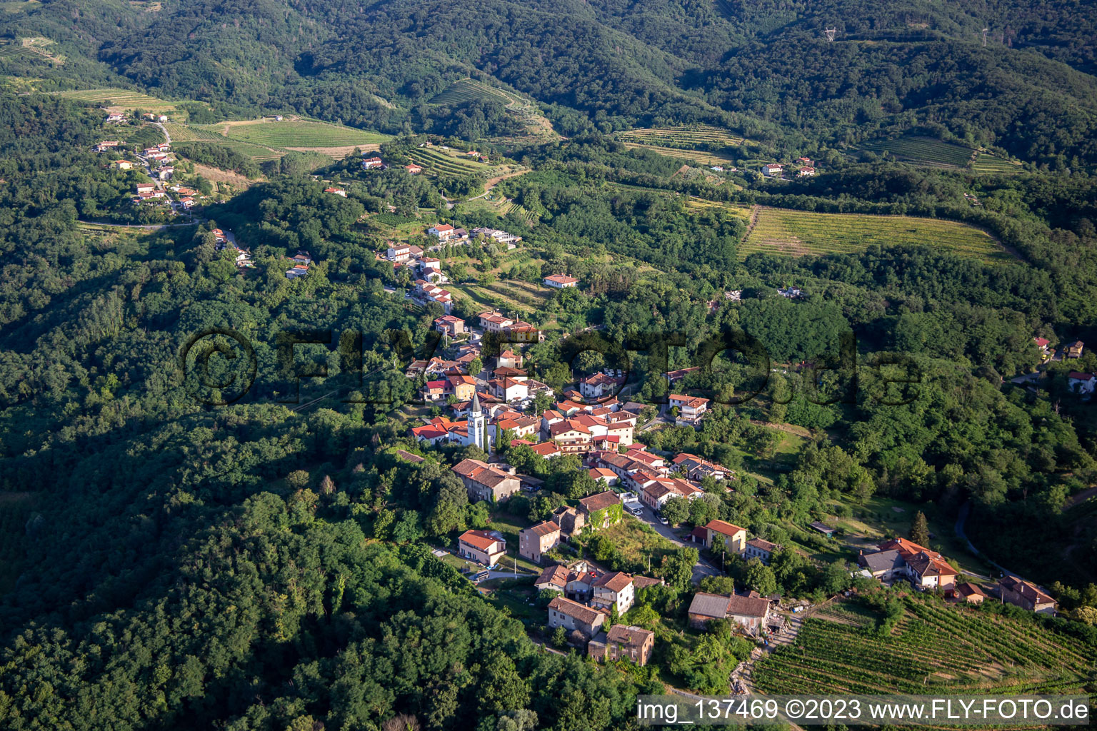 Luftaufnahme von Hügeldorf zwischen Reben und Wald im Ortsteil Gradišče nad Prvačino in Nova Gorica, Slowenien
