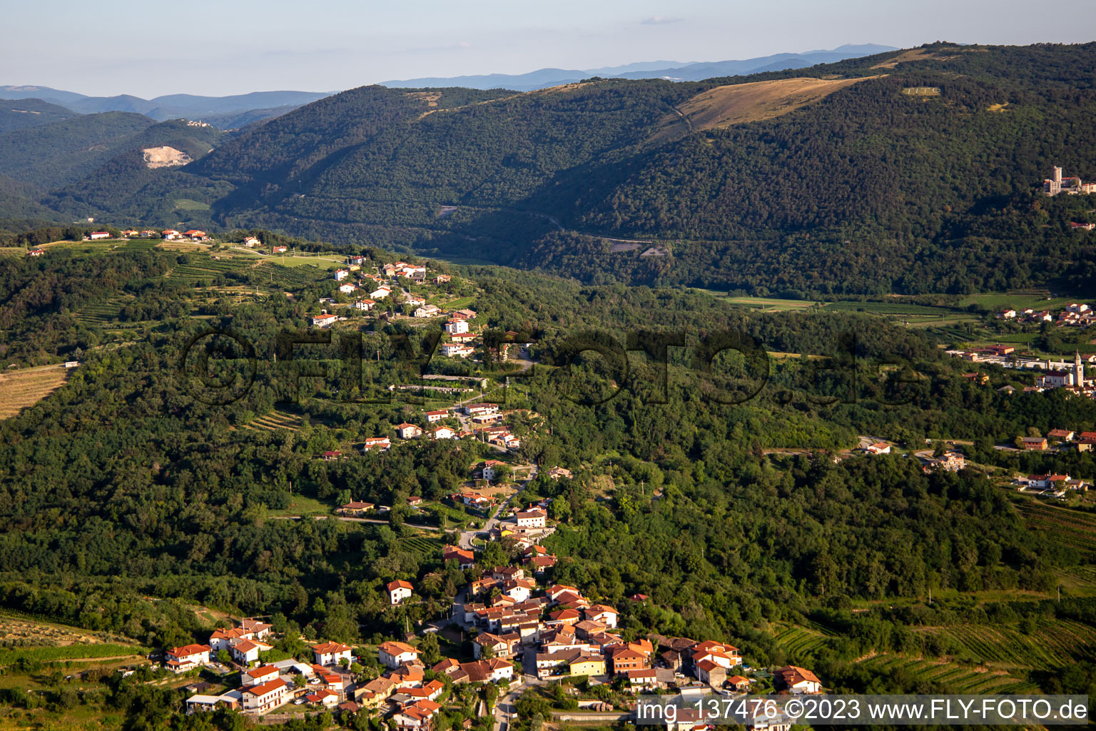 Luftbild von Ortsteil Preserje in Nova Gorica, Slowenien