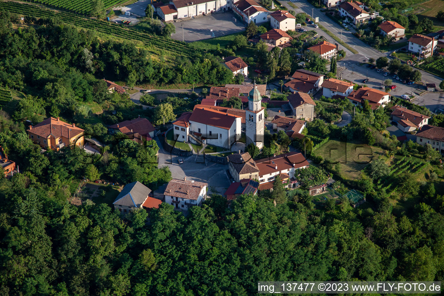 Kirche Župnijska cerkev sv. Urha im Ortsteil Branik in Nova Gorica, Slowenien