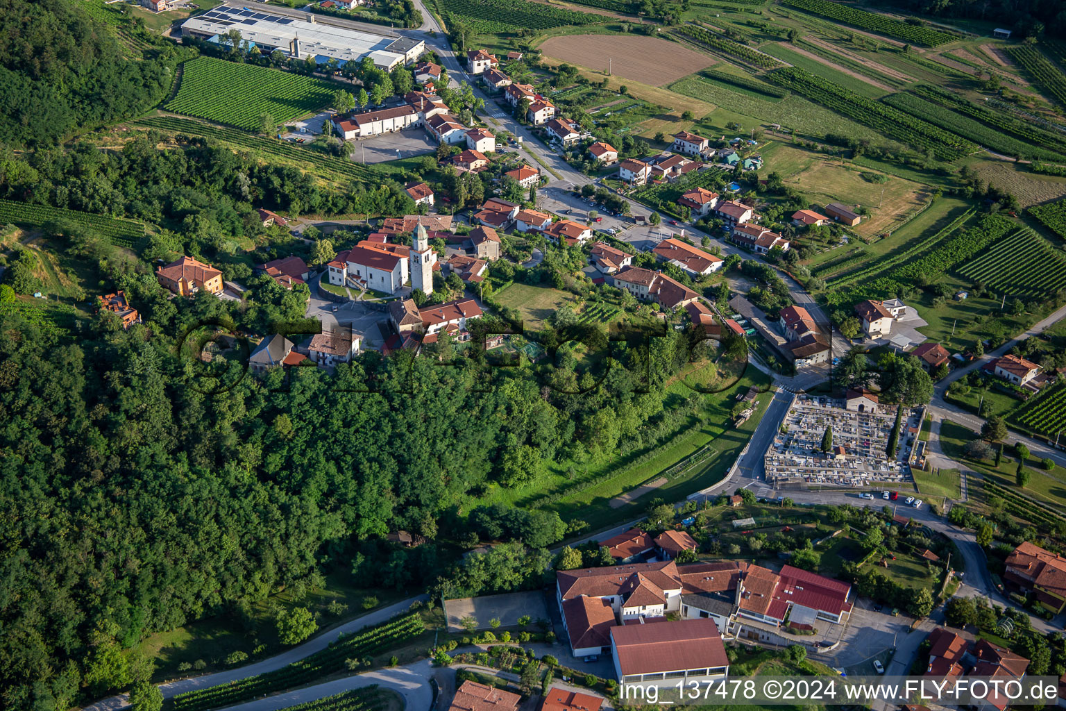 Friedhof und Kirche Župnijska cerkev sv. Urha im Ortsteil Branik in Nova Gorica, Slowenien