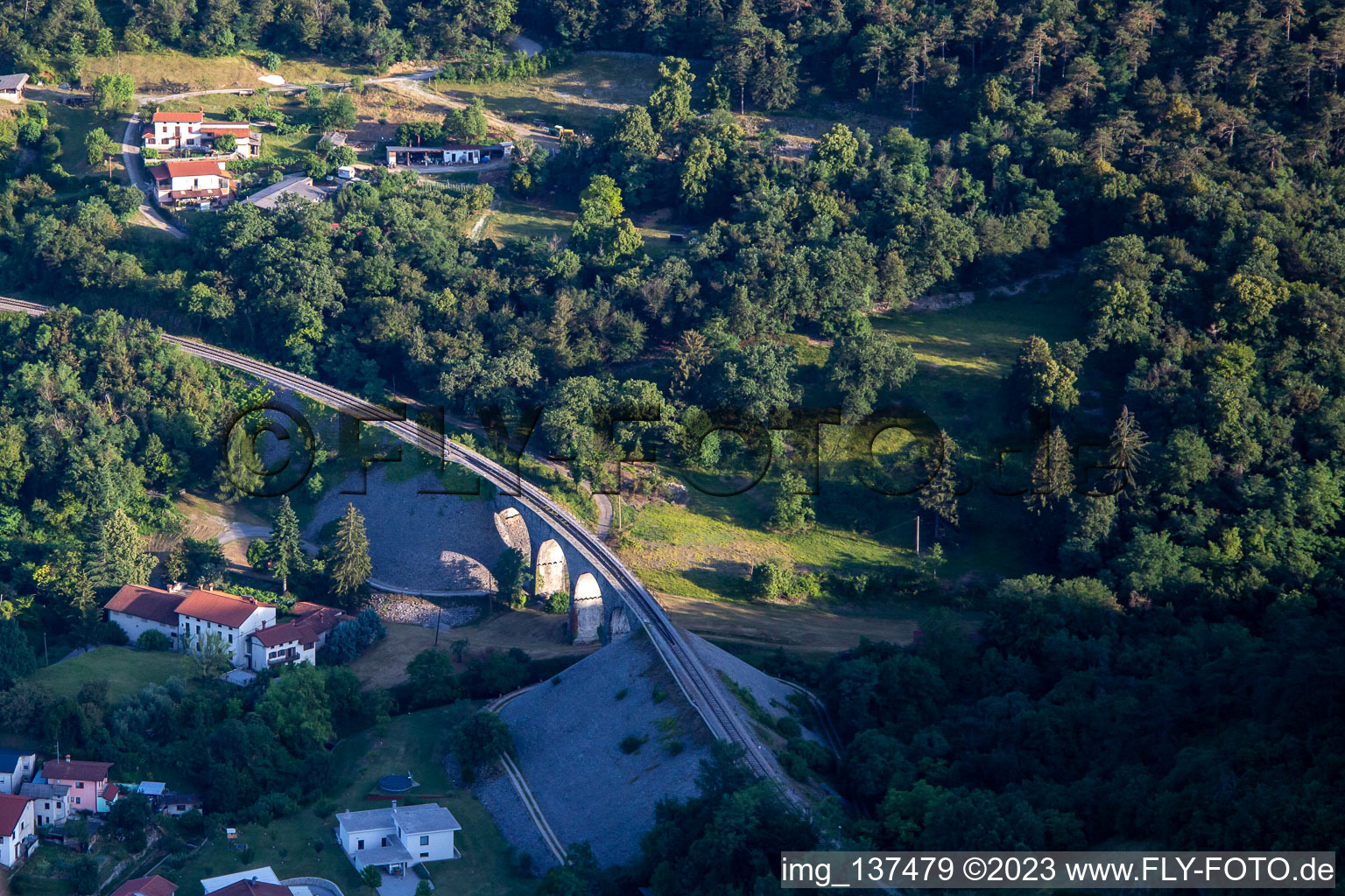 Viadukt der Eisenbahn im Ortsteil Branik in Nova Gorica, Slowenien