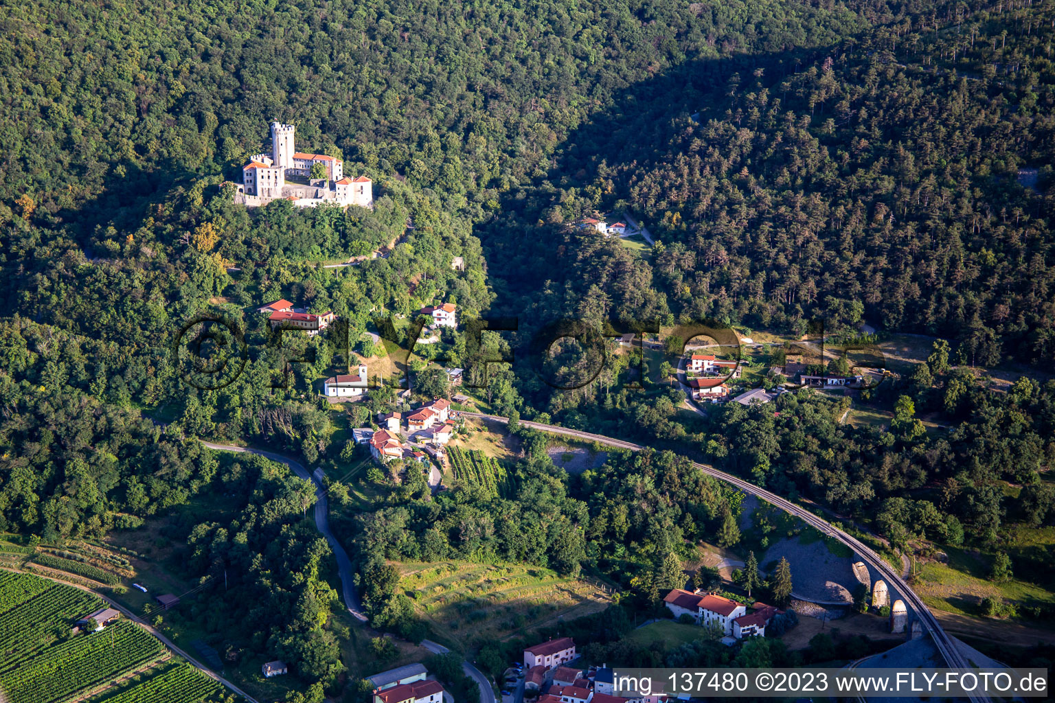 Burg / Grad Rihemberk im Ortsteil Branik in Nova Gorica, Slowenien