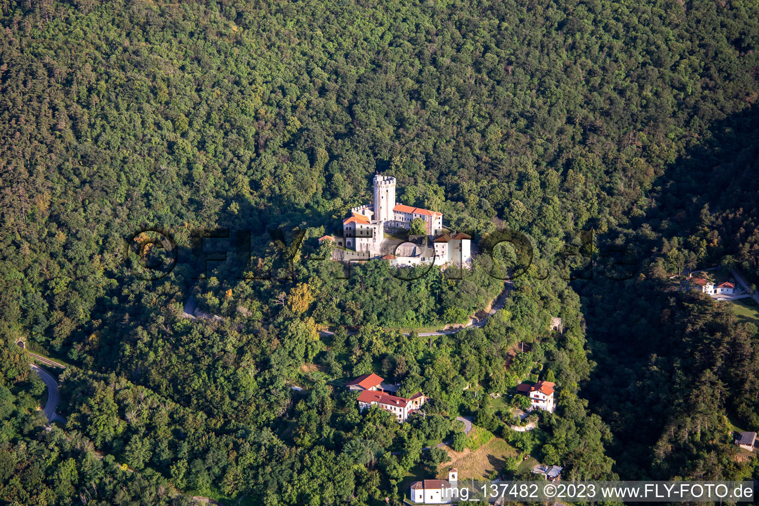 Luftbild von Burg / Grad Rihemberk im Ortsteil Branik in Nova Gorica, Slowenien