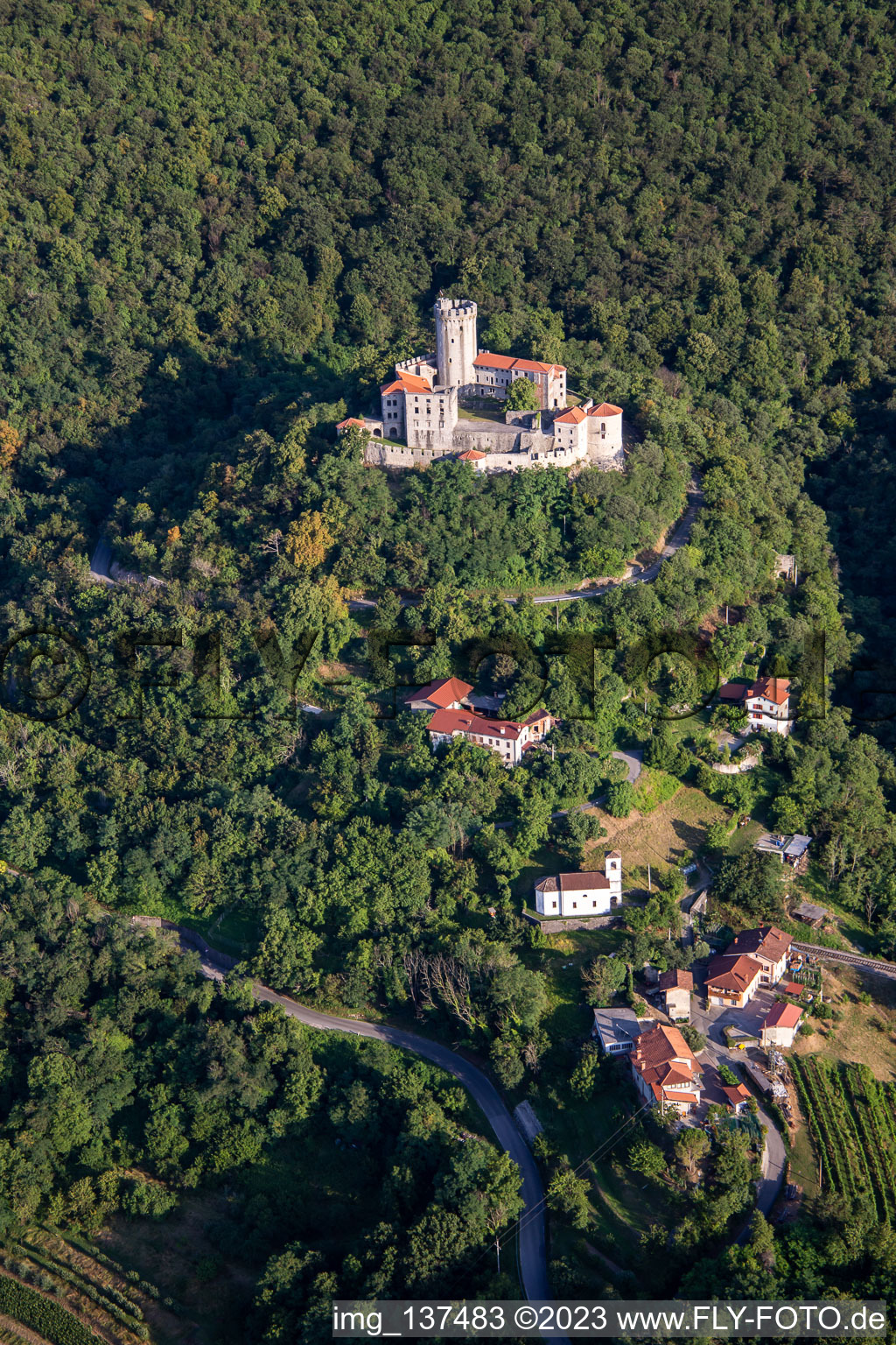 Luftaufnahme von Burg / Grad Rihemberk im Ortsteil Branik in Nova Gorica, Slowenien