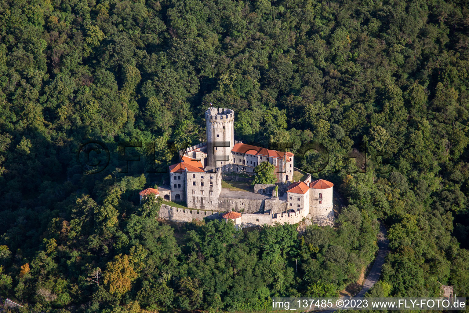 Schrägluftbild von Burg / Grad Rihemberk im Ortsteil Branik in Nova Gorica, Slowenien