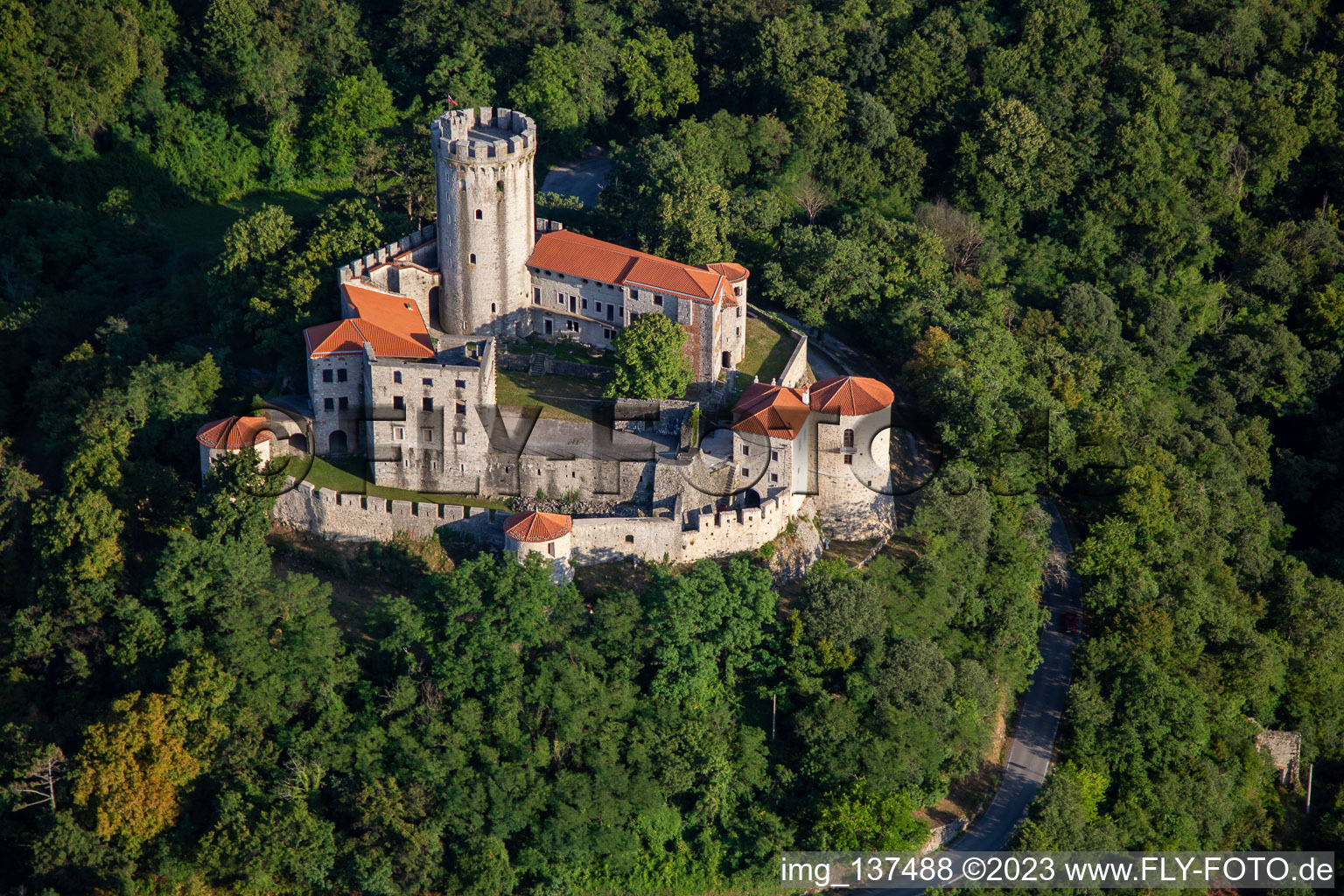 Burg / Grad Rihemberk im Ortsteil Branik in Nova Gorica, Slowenien von oben