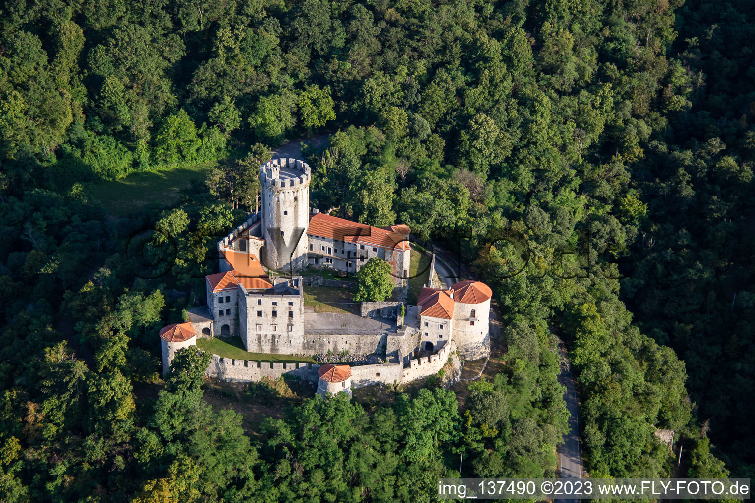 Burg / Grad Rihemberk im Ortsteil Branik in Nova Gorica, Slowenien aus der Luft