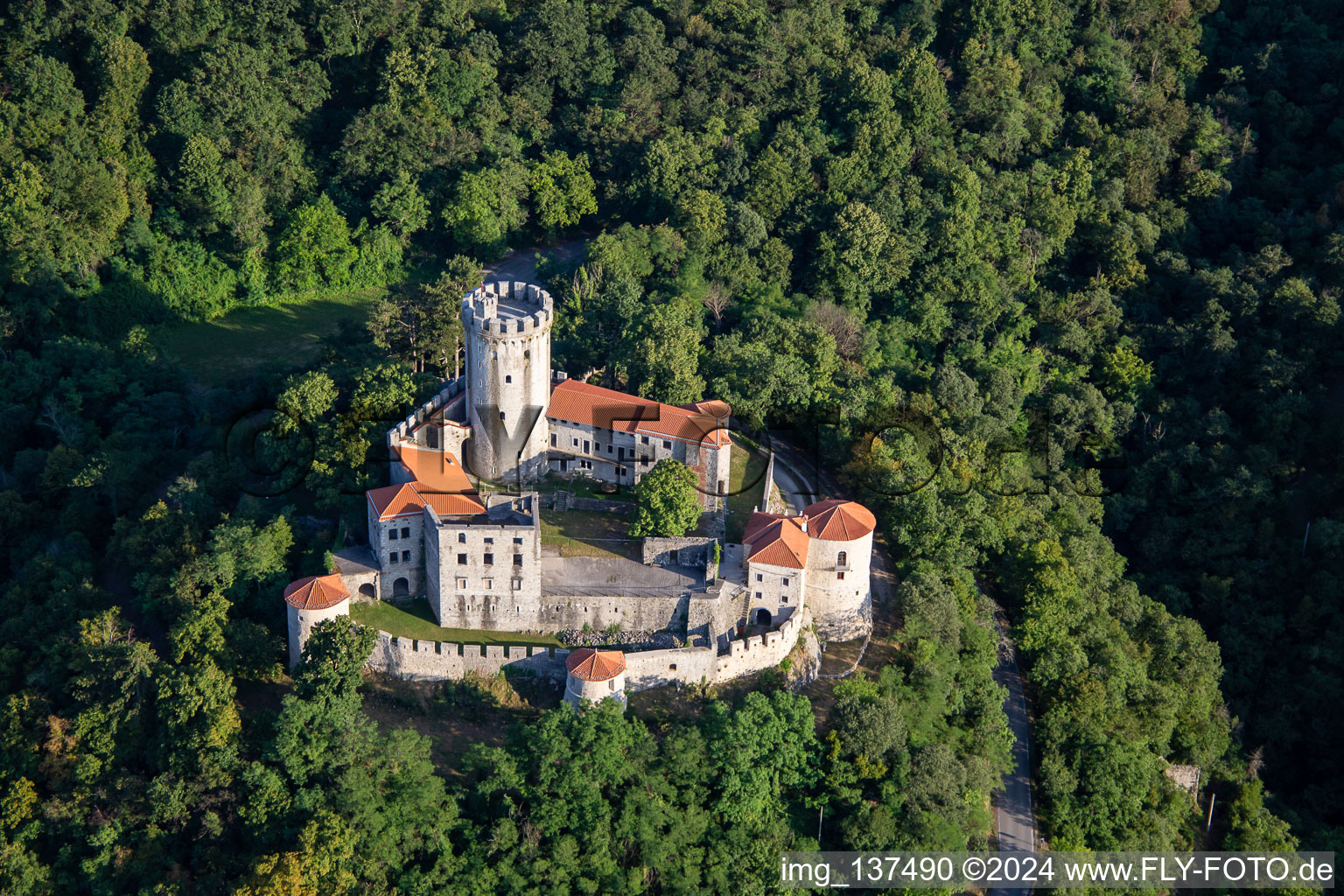 Burg / Grad Rihemberk im Ortsteil Branik in Nova Gorica, Slowenien aus der Luft