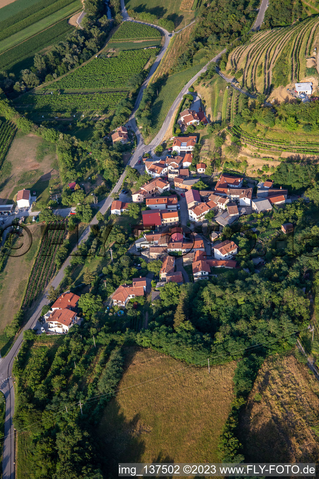 Luftbild von Ortsteil Dolenje in Ajdovščina, Slowenien