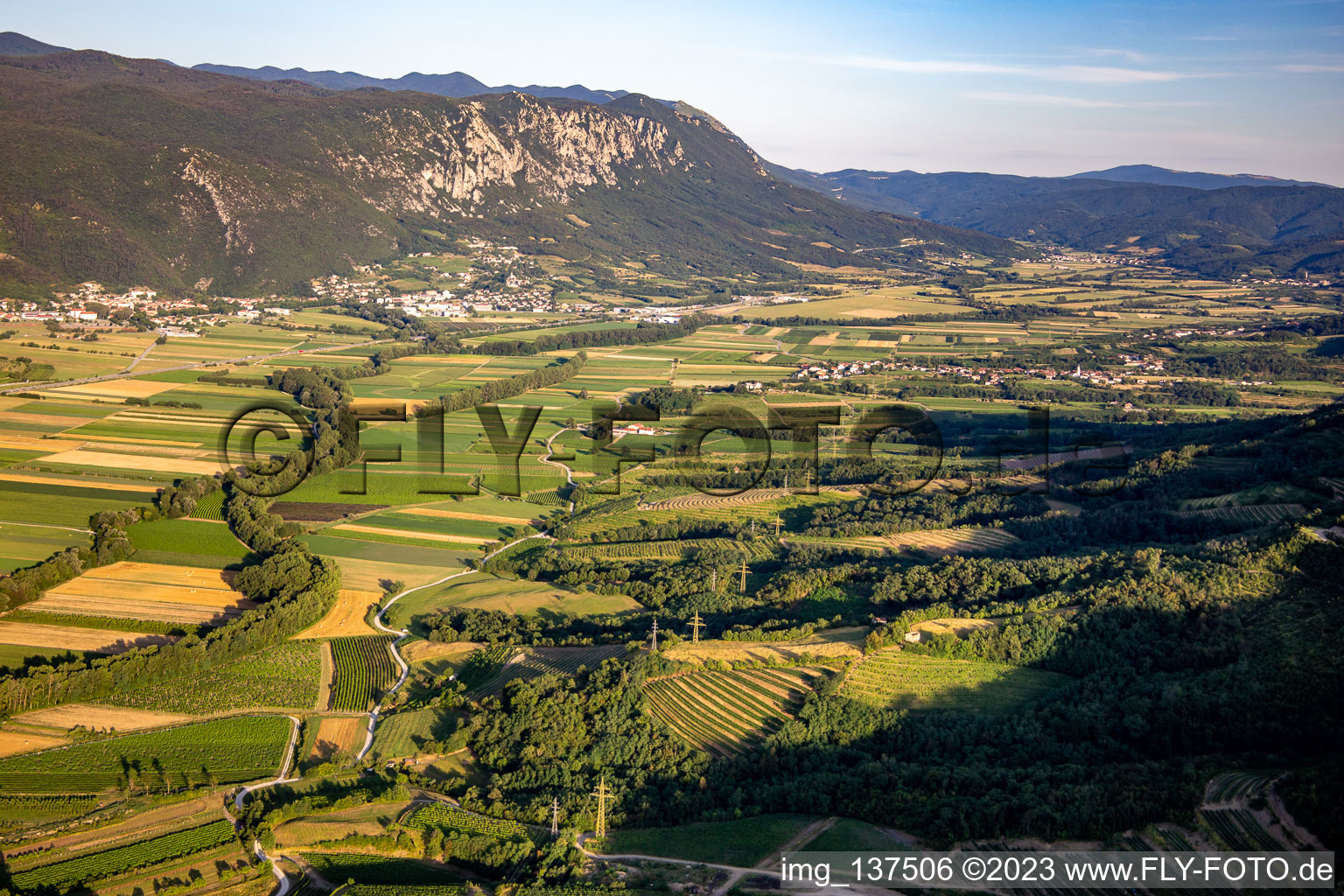 Luftbild von Vipava Tal zu Füßen des Nationalparks Ledenik na Nanosu, Slowenien