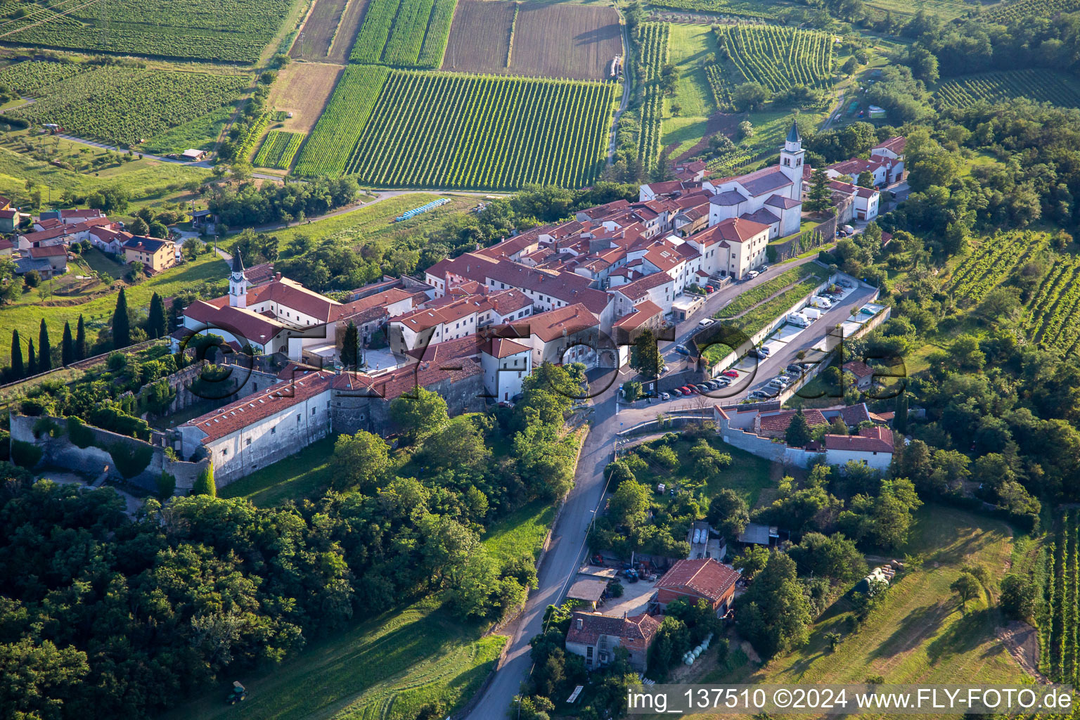 Luftbild von Schloss Heilig Kreuz / Grad Vipavski Križ in Ajdovščina, Slowenien