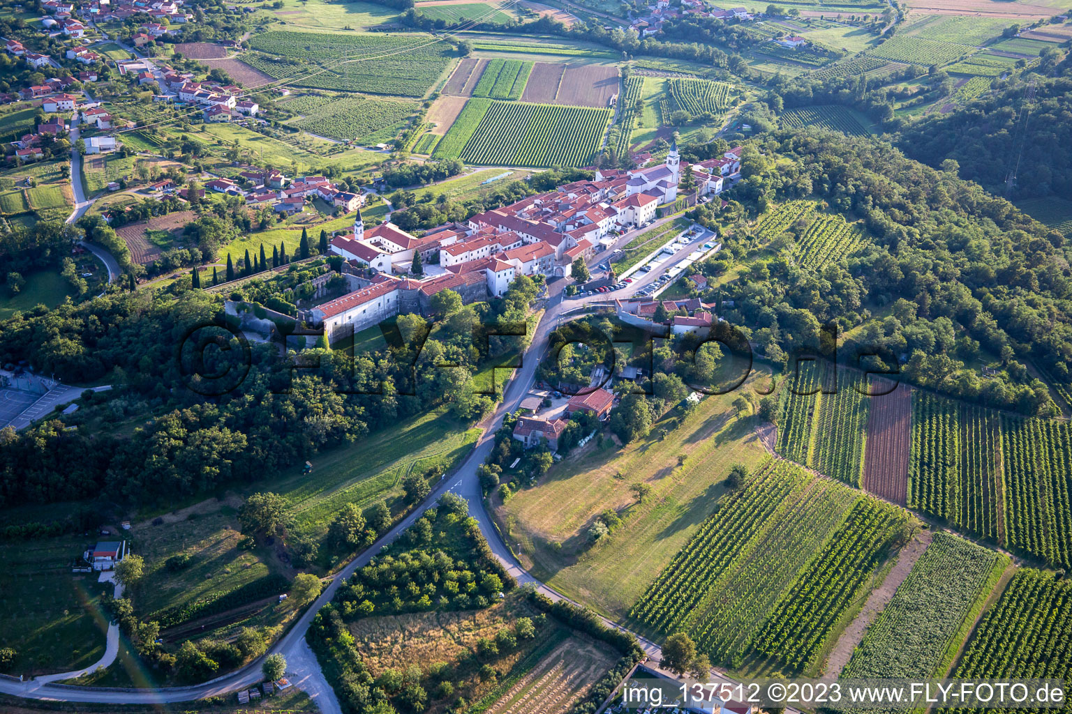 Luftaufnahme von Schloss Heilig Kreuz / Grad Vipavski Križ in Ajdovščina, Slowenien