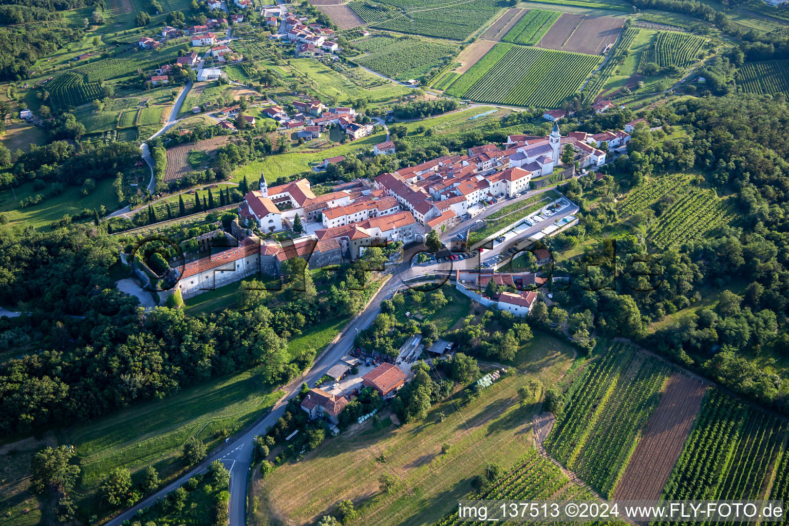 Schrägluftbild von Schloss Heilig Kreuz / Grad Vipavski Križ in Ajdovščina, Slowenien