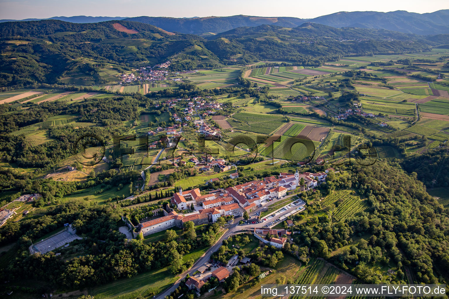 Schloss Heilig Kreuz / Grad Vipavski Križ in Ajdovščina, Slowenien aus der Luft betrachtet