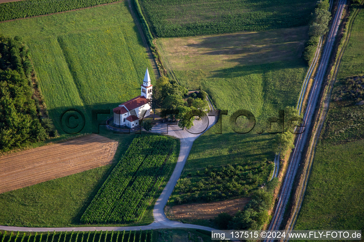 Luftbild von Cerkev sv. Petra im Ortsteil Dobravlje in Ajdovščina, Slowenien