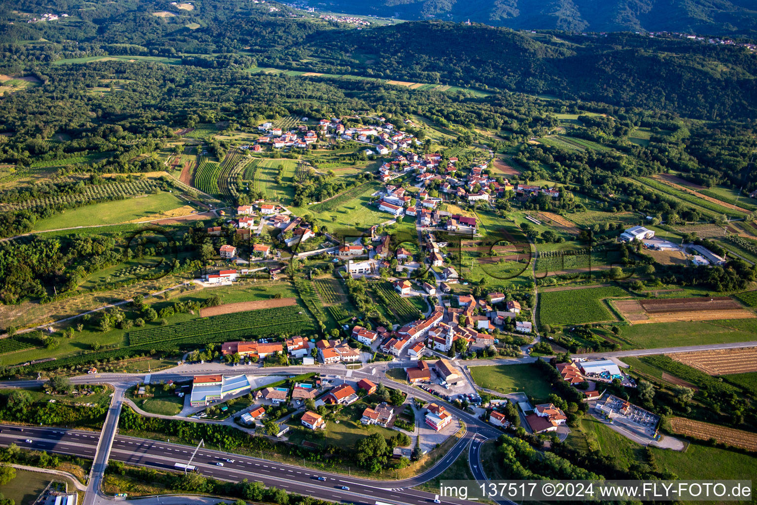 Luftbild von Ortsteil Selo in Ajdovščina, Slowenien