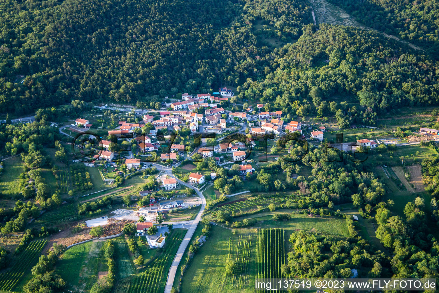 Luftbild von Ortsteil Malovše in Ajdovščina, Slowenien
