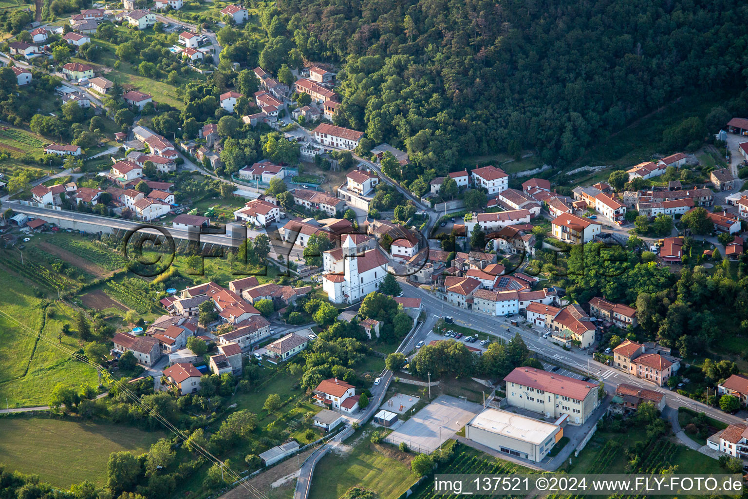 Luftbild von Kiche Župnijska cerkev sv. Vida im Ortsteil Črniče in Ajdovščina, Slowenien