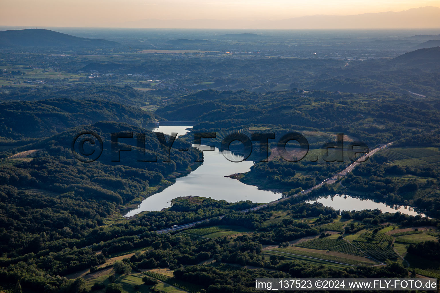 Luftbild von Stausee Vogrscek unter der Autobahnbrücke im Ortsteil Osek in Ajdovščina, Slowenien