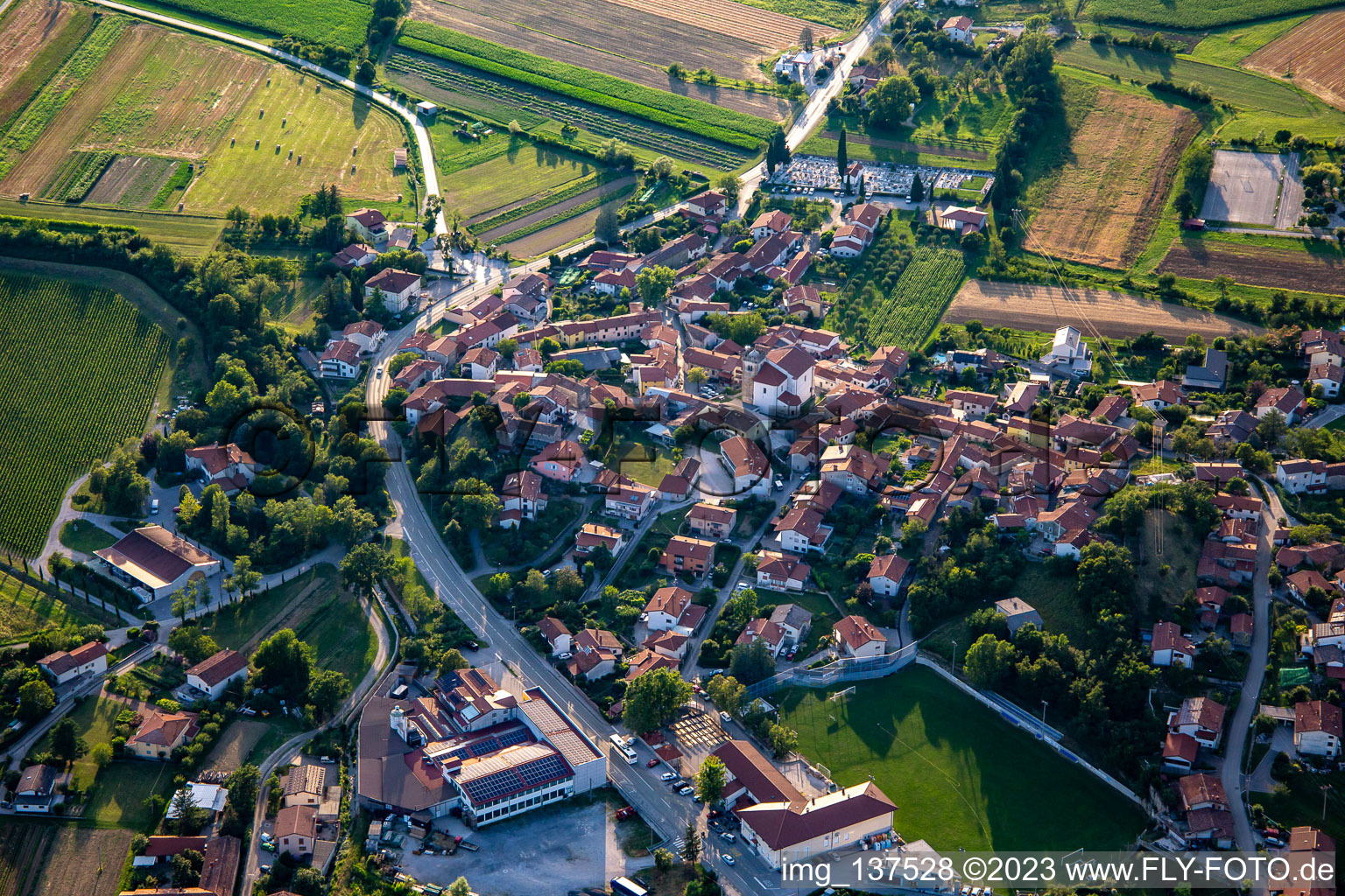 Luftaufnahme von Sempas im Ortsteil Schönpaß in Nova Gorica, Slowenien