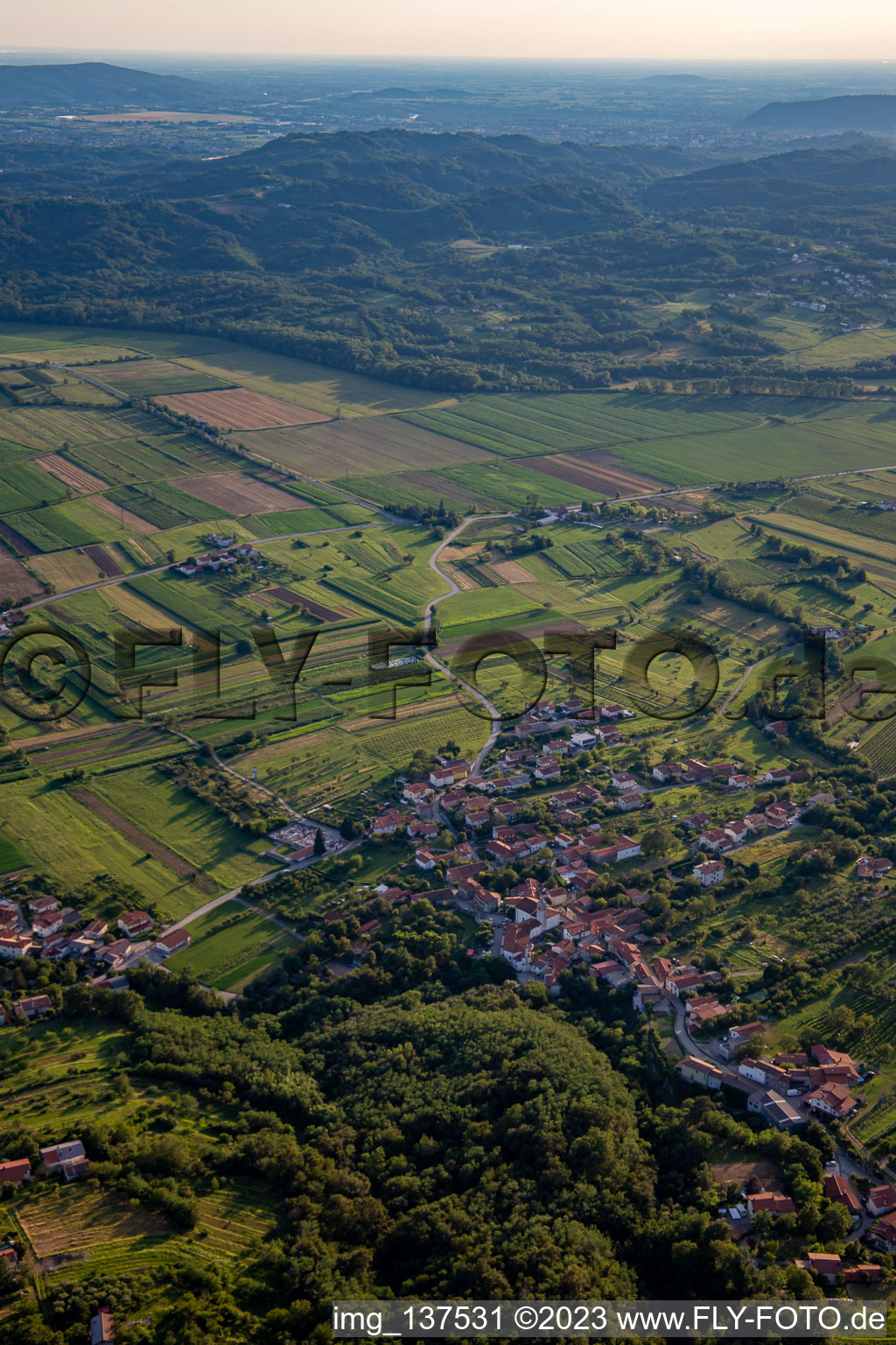 Luftbild von Ortsteil Ozeljan in Nova Gorica, Slowenien