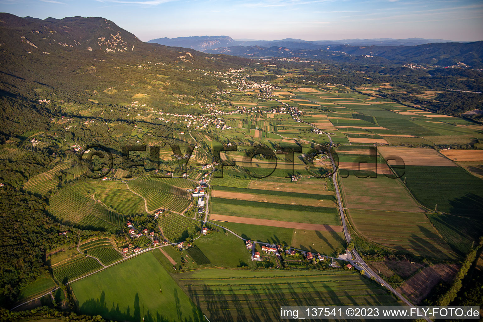 Lijak Tal von Westen bei Sonnenuntergang im Ortsteil Šmihel in Nova Gorica, Slowenien