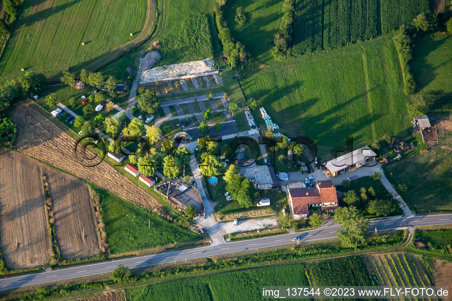 Luftaufnahme von Mobilehome & Camping Park Lijak im Ortsteil Ozeljan in Nova Gorica, Slowenien