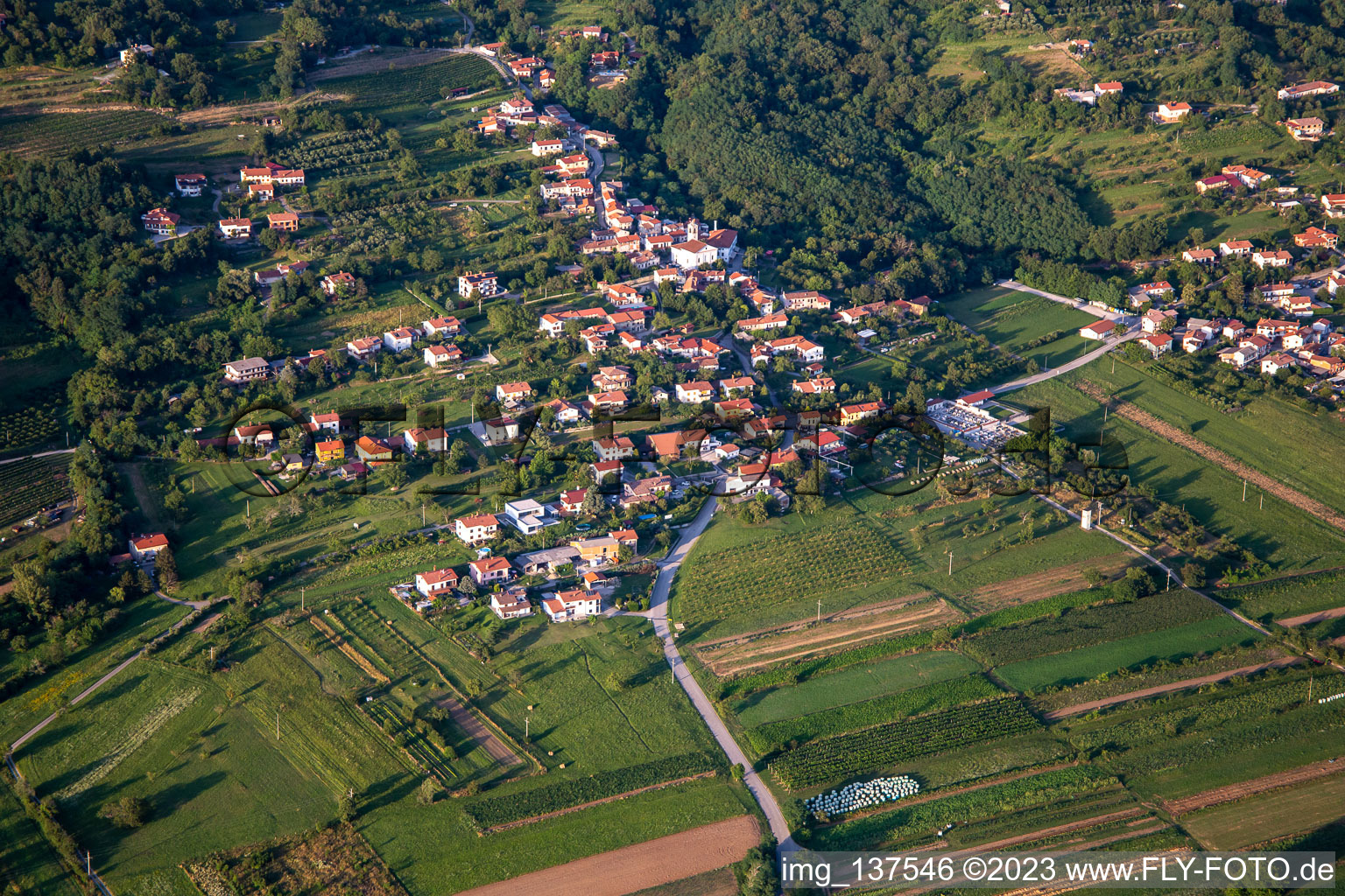 Luftaufnahme von Ortsteil Ozeljan in Nova Gorica, Slowenien