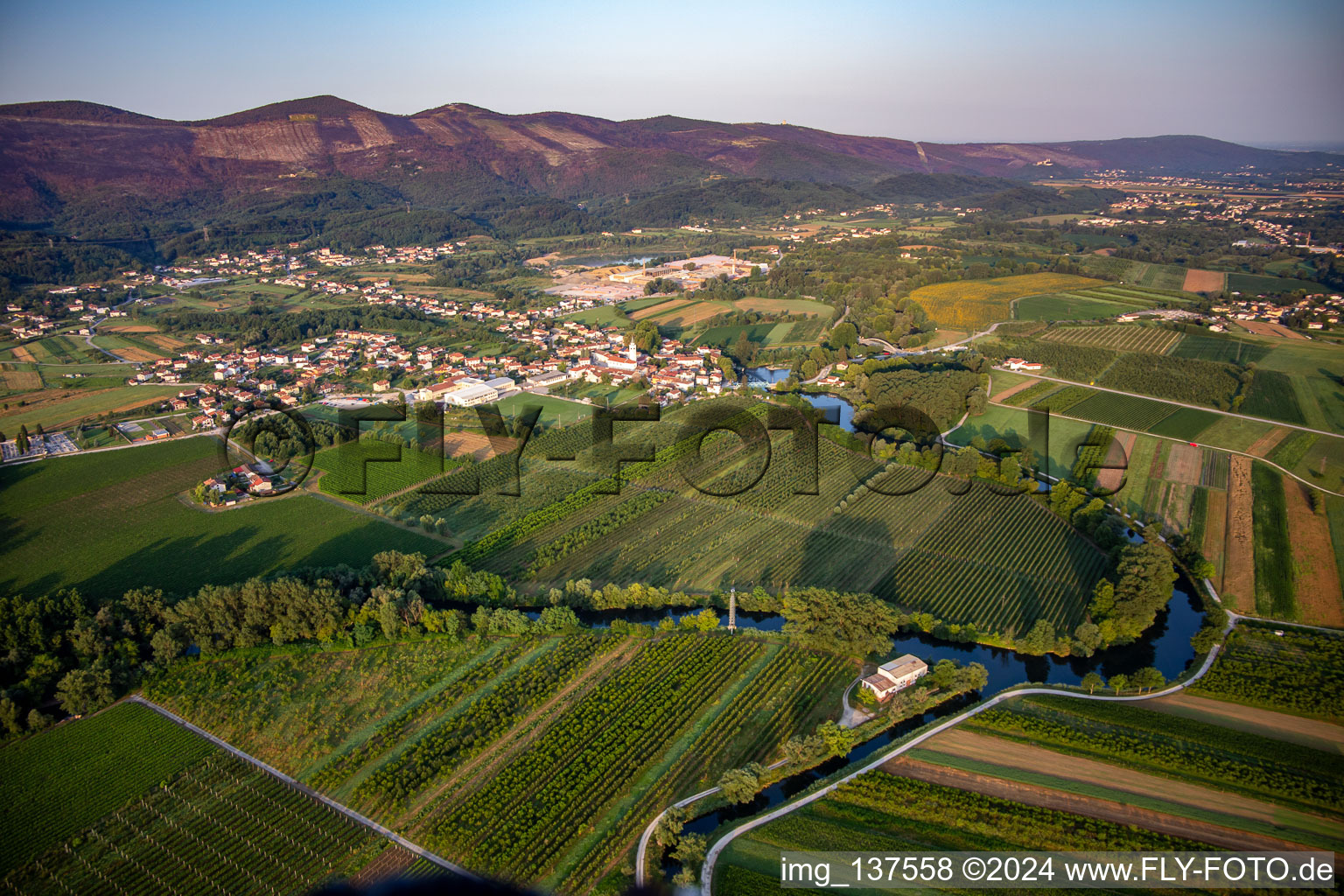 Flussschleifen der Vipava im Ortsteil Renče in Renče-Vogrsko, Slowenien